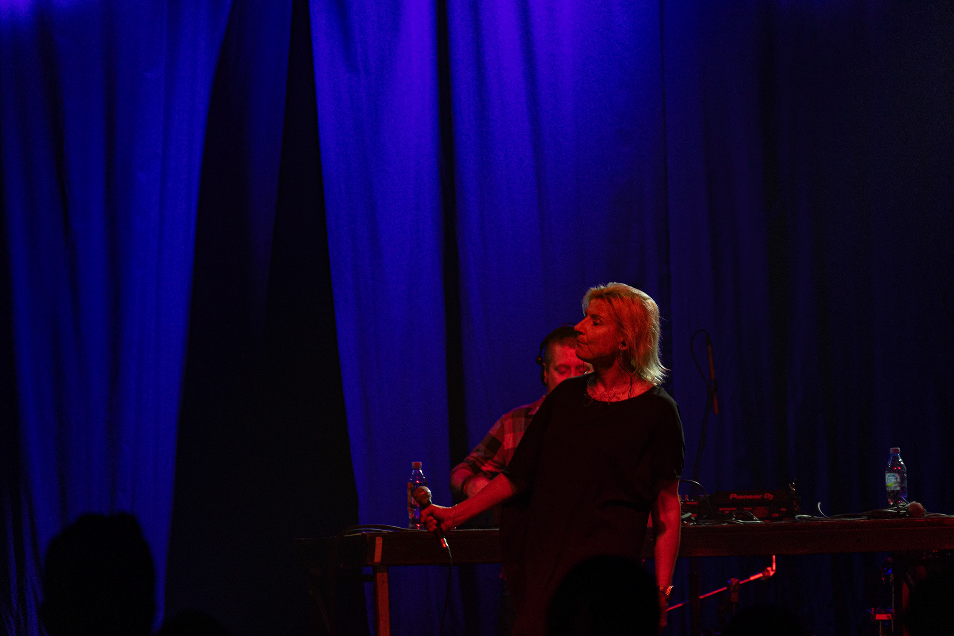 30.08.2022 Fundacja Bezpieczne Niebo wraz z klubem Progresja serdecznie zapraszają na specjalny koncert charytatywny dla Szymona Stankiewicza, który walczy z nowotworem.  KASIA NOWICKA - NOVIKA (wraz z DJ Spox).Od lat jedna z najbardziej aktywnych postaci na polskiej scenie muzycznej.Wokalistka, która początkowo udzielała się w zespole Futro i u boku Smolika, asolowo zadebiutowała w 2006 roku albumem „Tricks Of Life” nominowanym doPaszportu Polityki. Kolejne płyty: „Lovefinder” (2010) i album z remixami „Mixfinder” (2011) zostały nagrodzone Fryderykami w kategorii klubowej. Ostatni solowy album Noviki zatytułowany „Bez Cukru” ukazał się w 2019 roku i zebrał świetne recenzje, a piosenki „Lekko” i „Słabości” często gościły na antenach radiowych. W roku 2021 Novika obchodziła jubileusz 20 lat obecności na scenie i wydała z tej okazji album z nowymi wersjami jej przebojów – Novika 2.0.Chociaż nie gra już jako dj, Novika regularnie występuje wokalnie w klubach w całym kraju w ramach duetu Novika &amp; Mr.Lex. Zagrała na najważniejszych polskich festiwalach (Open’er, FreeForm, Audioriver, Tauron Nowa Muzyka). Od przeszło 15. lat prowadzi również autorskie audycje radiowe. Gościła już na antenach wielu stacji, obecnie prowadzi audycję Lekko w Radiu KAMPUS.Organizacja Progresja i Fundacja Bezpieczne Niebo. fot. Andrzej Wasilkiewicz/kaziq.com