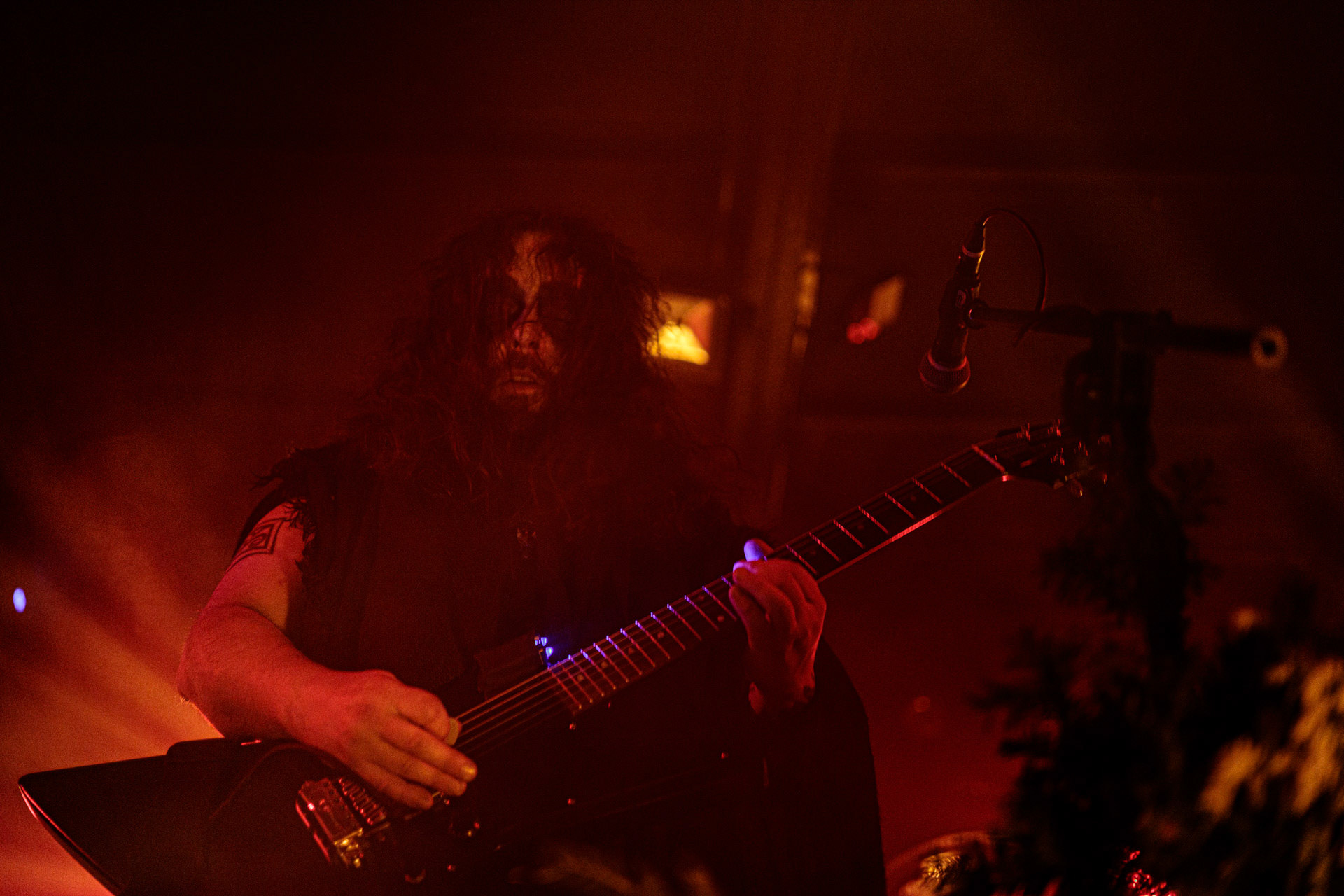 21.10.2022 𝗪𝗢𝗟𝗩𝗘𝗦 𝗜𝗡 𝗧𝗛𝗘 𝗧𝗛𝗥𝗢𝗡𝗘 𝗥𝗢𝗢𝗠 - klimatyczny black metal,  zespół braci Nathana i Aarona Weaverow. Powstal w 2002 roku w Olympia w stanie Waszyngton.  W amerykanskim sercu natury, gor, lasow i jezior, przyroda przeklada sie na atmosfere muzyki WITTR, w ktorej poza blackowymi, jest miejsce na elementy transowe i ambientowe. Wolves In The Throne Room gra bez makijazy, bez kapturow i masek, przy swietle plomieni, co tworzy aure swoistego muzycznego rytualu. Nathan Weaver – guitar, lead vocals,Aaron Weaver – drums, bass, synthesizers,Kody Keyworth – guitar, vocals, Produkcja Knock Out Productions,fot. Andrzej Wasilkiewicz/Reporter