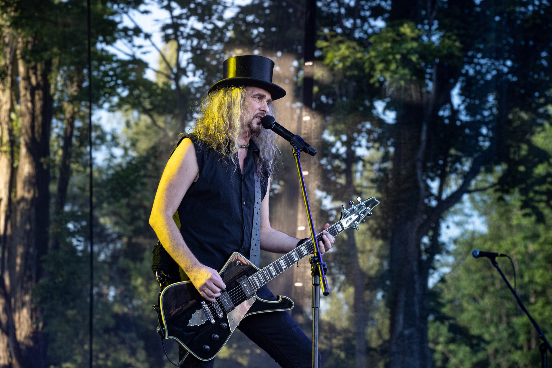 Hunter - postpandemoniczny koncert z okazji XXXV-lecia.Progresja - Gramy do Woli, Warszawa.Paweł „Drak” Grzegorczyk – wokal, gitara,Letnia Scena Progresji.fot. Andrzej Wasilkiewicz/Reporter