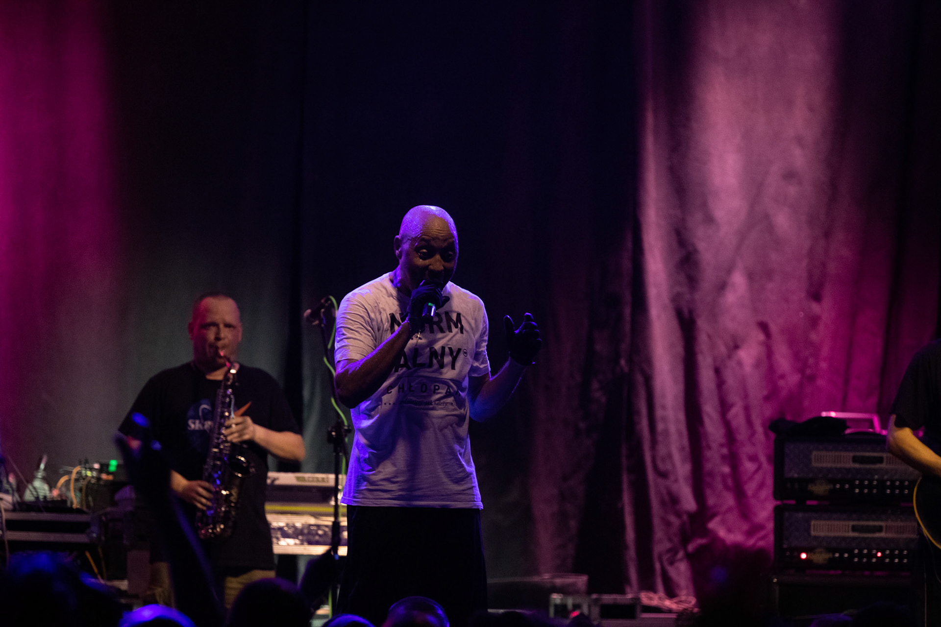 Dog Eat Dog - USA - hardcore, punkrock, rap, metal, hip hop,reggae, soul, funk,
Dave Neabore (bass), 
John Connor (vocals), 
Brandon Finley (drums) 
Roger Hämmerli (guitar)
Bozez (sax & beer)
koncert w Warszawskiej Progresji w ramach trasy 25 lat All Boro Kings zespołu Dog Eat Dog.
fot. Andrzej Wasilkiewicz/Reporter