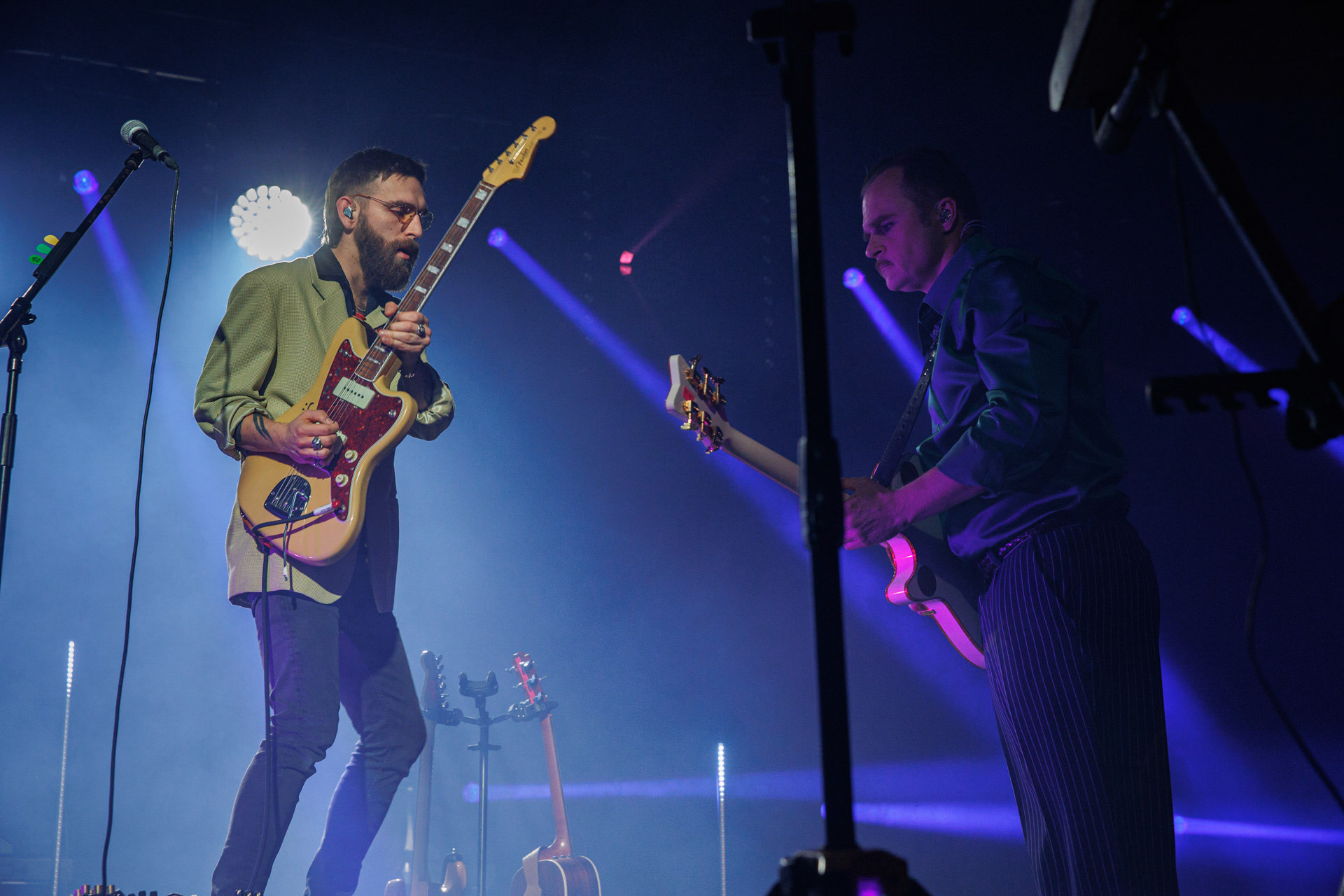 18.12.2021 Karas Rogucki - koncert klub Stodoła - Warszawan/z Piotr Rogucki - wokal gitara,n/z Kamil Holden Kryszak - gitara,Alternatywny pop, Kayax, Ostatni bastion romantyzmu, fot. Andrzej Wasilkiewicz/Reporter