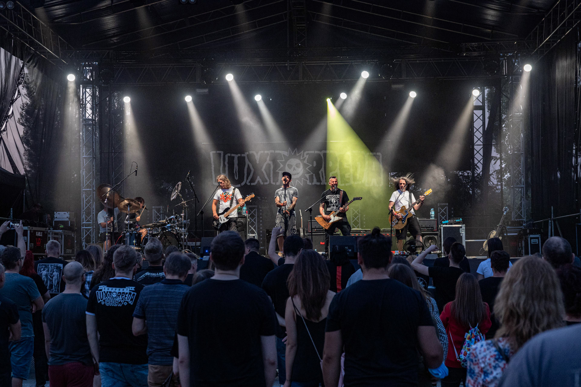 Koncert Luxtorpeda 10 urodziny. Warszawa Progresja.Gramy do Woli.n/z.Robert „Litza” Friedrich – gitara, wokal,n/z.Przemysław „Hans” Frencel – wokal, rapn/z.Robert „Drężmak” Drężek – gitaran/z.Krzysztof „Kmieta” Kmiecik – gitara basowan/z.Tomasz „Krzyżyk” Krzyżaniak – perkusjaFot. Andrzej kaziq Wasilkiewicz/Reporter