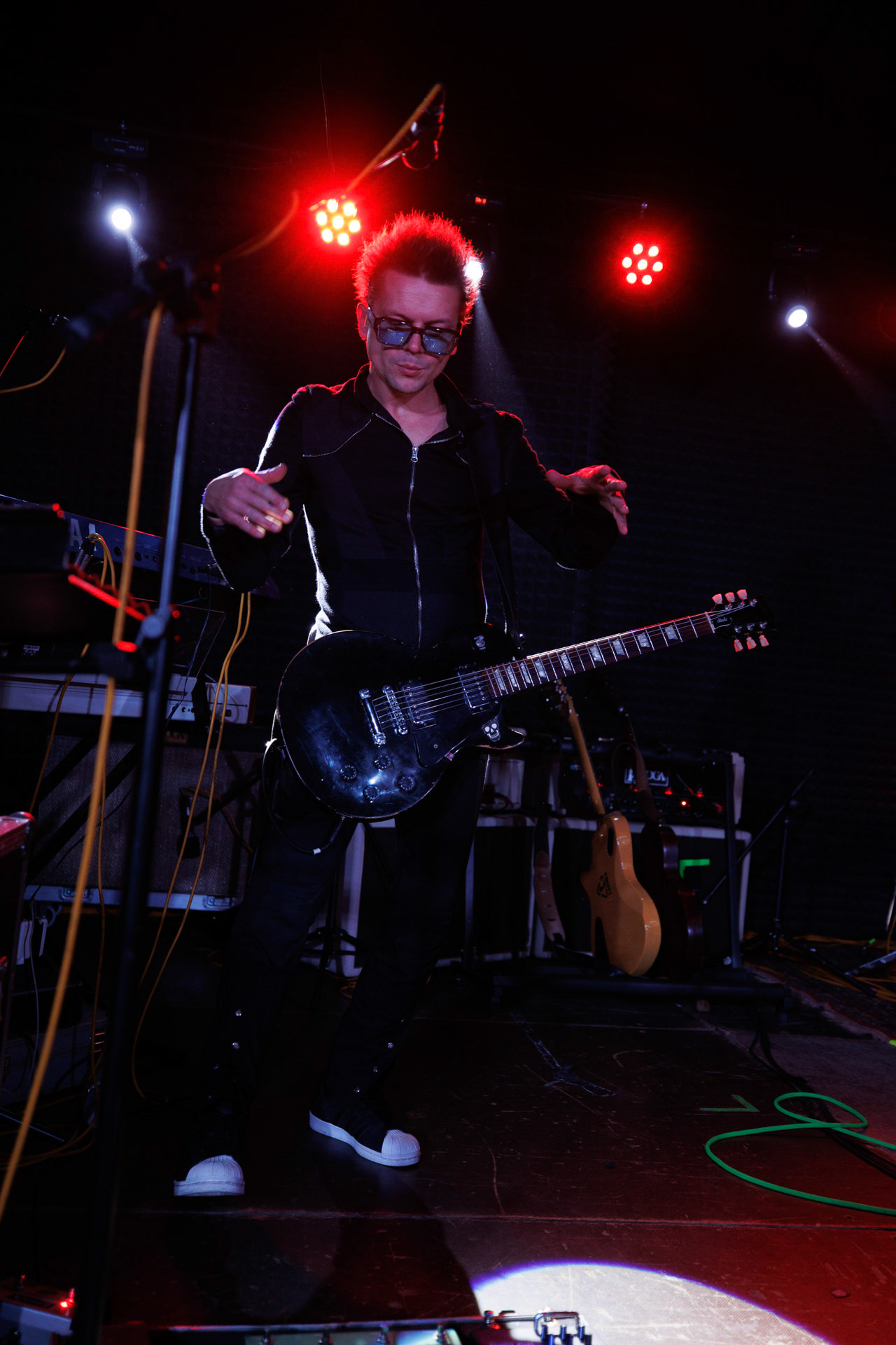 12.11.2021 Lipali - koncert Warszawa klub Remont.Najnowszy album „MOSTY, RZEKI, LUDZIE”.n/z Roman Bereźnicki - gitara, klawisze, wokal, Rock, rock progresywny, rock alternatywny, polski rock.fot. Andrzej kaziq Wasilkiewicz/Reporter