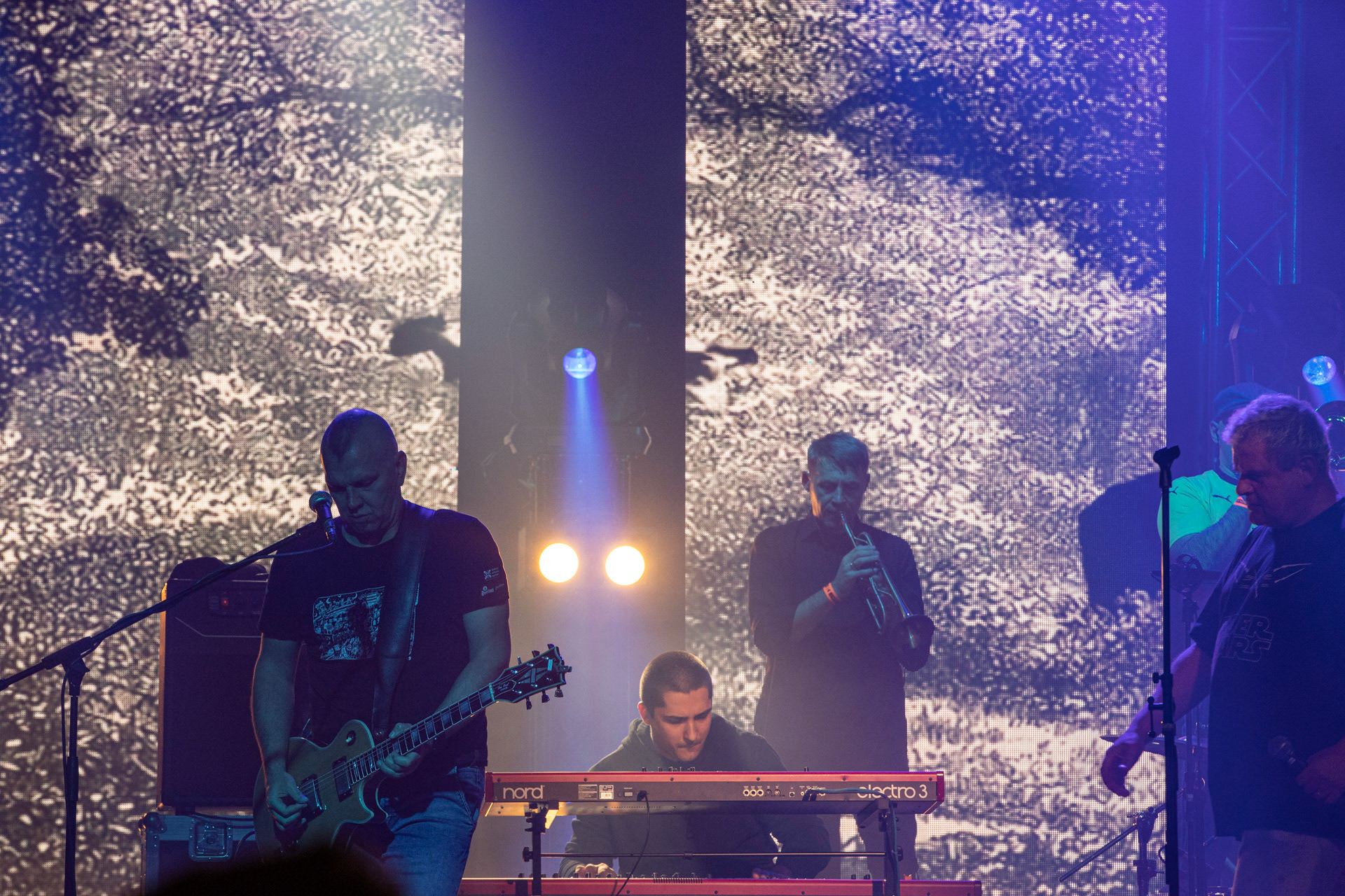 KULT - koncert Pomaranczowa Trasa 2021 - Warszawa Stodoła. 29 pazdziernika 2021. Kazik Staszewski wokal,Wojciech Jablonski gitara,Tomasz Goehs perkusja,Konrad Wantrych klawisze,Janusz Zdunek trabka,Rock, rock progresywny, rock alternatywny, punk, nowa fala, polski rock.fot. Andrzej kaziq Wasilkiewicz/Reporter