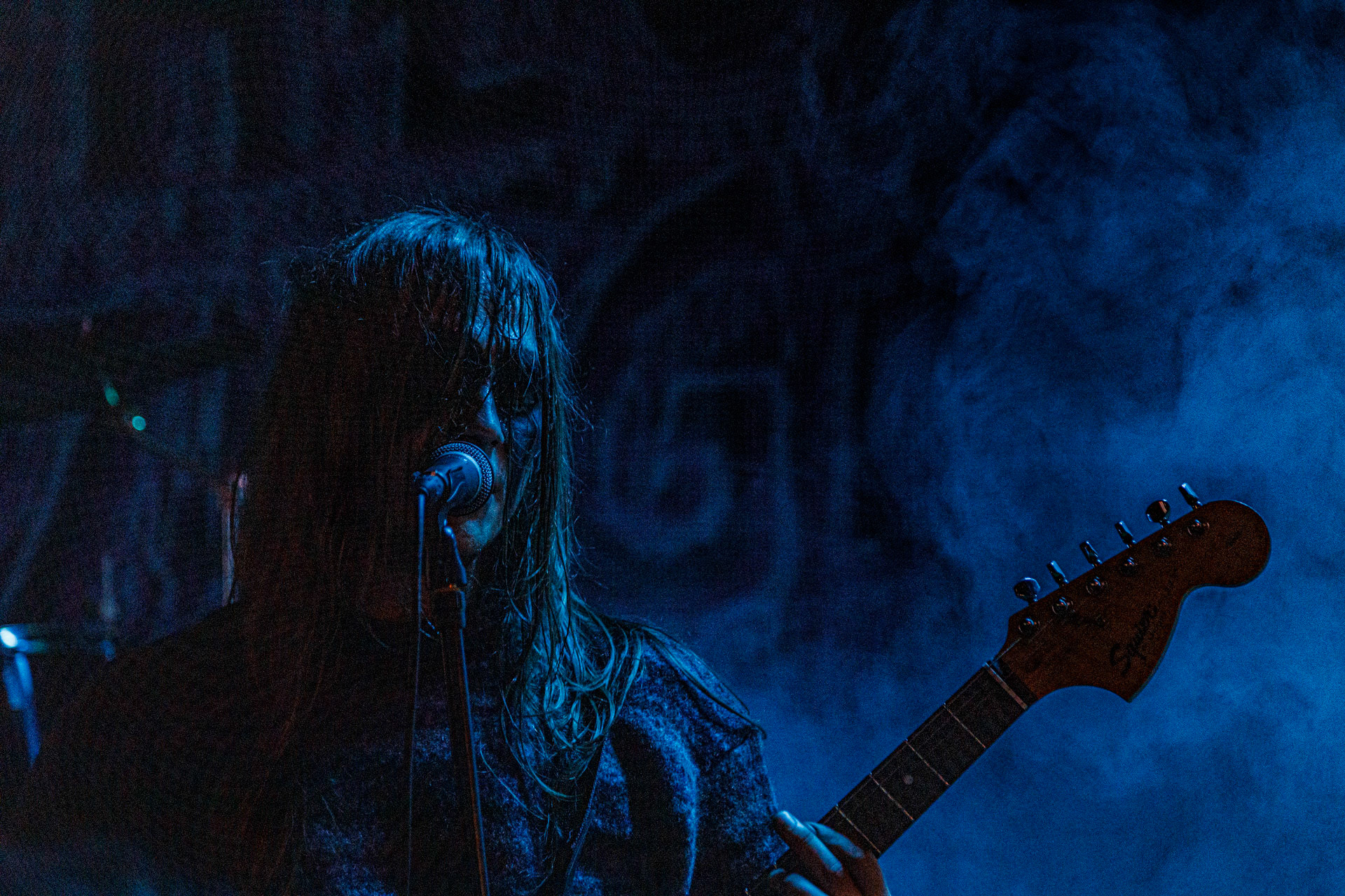 WIELKI MROK (mistyczny black, czarny punk)w składzie:Piącha - bas Czacha - perkusja Szrama - gitara i wokalLokalni wyjadacze od tanich gitar. Maanam dla fanów TANK. Watain dla fanów Budki Suflera. Piją, palą, konia walą i mają w dupie. Czyli tak jak my wszyscy.Produkcja Left Hand Soundsfot. Andrzej Wasilkiewicz/kaziq.com