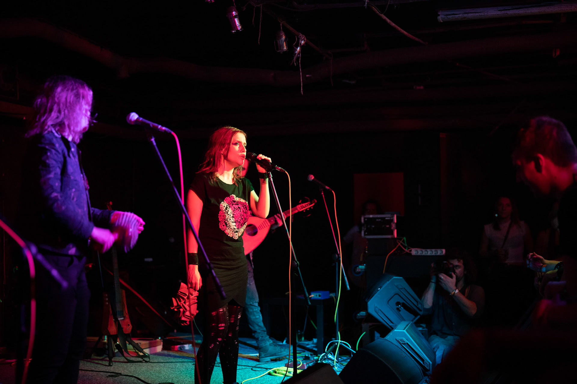 Żywiołak - biometal, folk, ethno sound,
Robert Jaworski - fidel renesansowa, wokal, lira korbowa,
Kamil Strzyżewski - gitara basowa, lutnia,
Wiktoria Kwiatkowska - śpiew, 
Zuza Ciszewska - śpiew, skrzypce,
Michał Lange - perkusja,
Szyszka Leśna - skrzypce ,wokal wspomagający,
Warszawa, klub Potok Drugi Dom Ludzi Rocka,
fot. Andrzej kaziq Wasilkiewicz