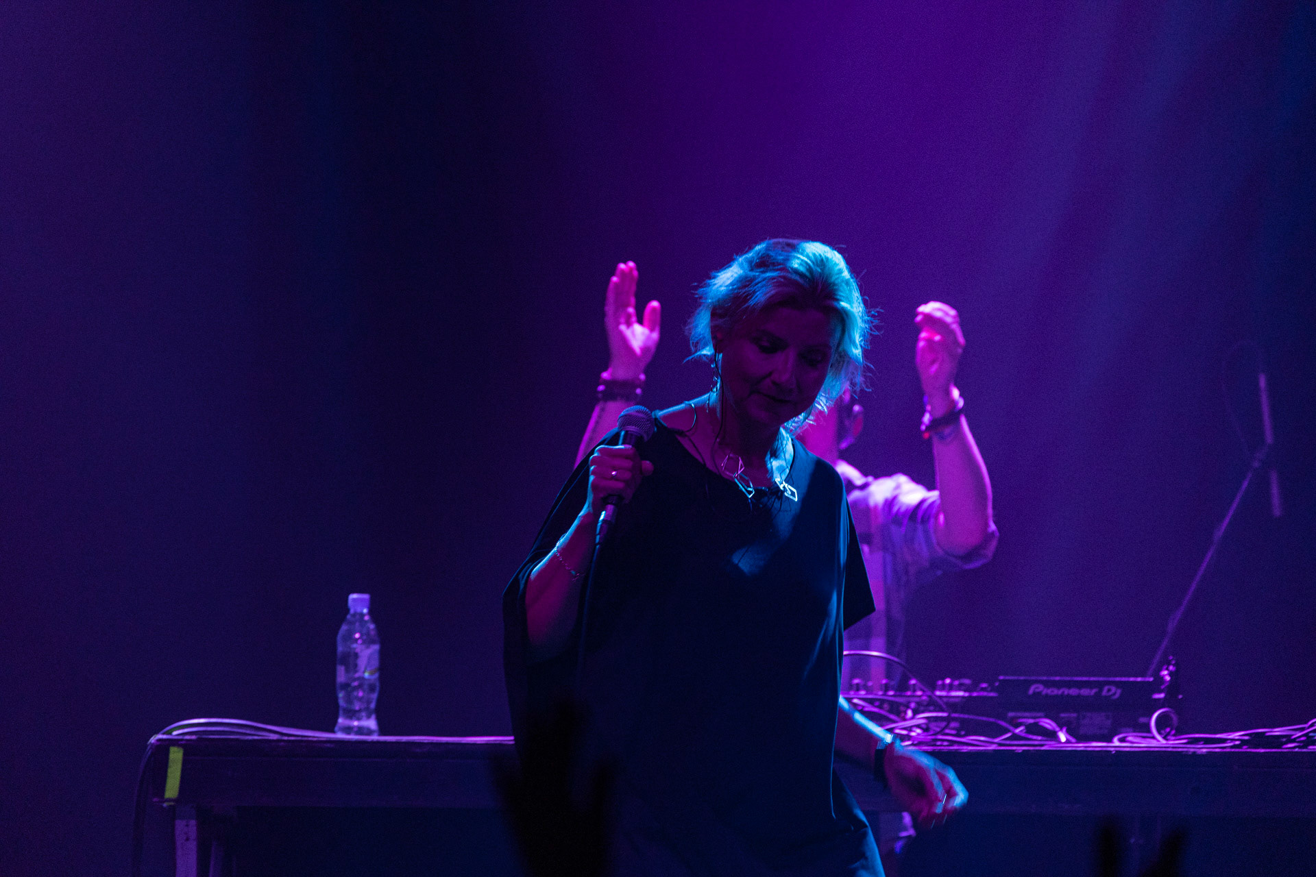 30.08.2022 Fundacja Bezpieczne Niebo wraz z klubem Progresja serdecznie zapraszają na specjalny koncert charytatywny dla Szymona Stankiewicza, który walczy z nowotworem.  KASIA NOWICKA - NOVIKA (wraz z DJ Spox).Od lat jedna z najbardziej aktywnych postaci na polskiej scenie muzycznej.Wokalistka, która początkowo udzielała się w zespole Futro i u boku Smolika, asolowo zadebiutowała w 2006 roku albumem „Tricks Of Life” nominowanym doPaszportu Polityki. Kolejne płyty: „Lovefinder” (2010) i album z remixami „Mixfinder” (2011) zostały nagrodzone Fryderykami w kategorii klubowej. Ostatni solowy album Noviki zatytułowany „Bez Cukru” ukazał się w 2019 roku i zebrał świetne recenzje, a piosenki „Lekko” i „Słabości” często gościły na antenach radiowych. W roku 2021 Novika obchodziła jubileusz 20 lat obecności na scenie i wydała z tej okazji album z nowymi wersjami jej przebojów – Novika 2.0.Chociaż nie gra już jako dj, Novika regularnie występuje wokalnie w klubach w całym kraju w ramach duetu Novika &amp; Mr.Lex. Zagrała na najważniejszych polskich festiwalach (Open’er, FreeForm, Audioriver, Tauron Nowa Muzyka). Od przeszło 15. lat prowadzi również autorskie audycje radiowe. Gościła już na antenach wielu stacji, obecnie prowadzi audycję Lekko w Radiu KAMPUS.Organizacja Progresja i Fundacja Bezpieczne Niebo. fot. Andrzej Wasilkiewicz/kaziq.com