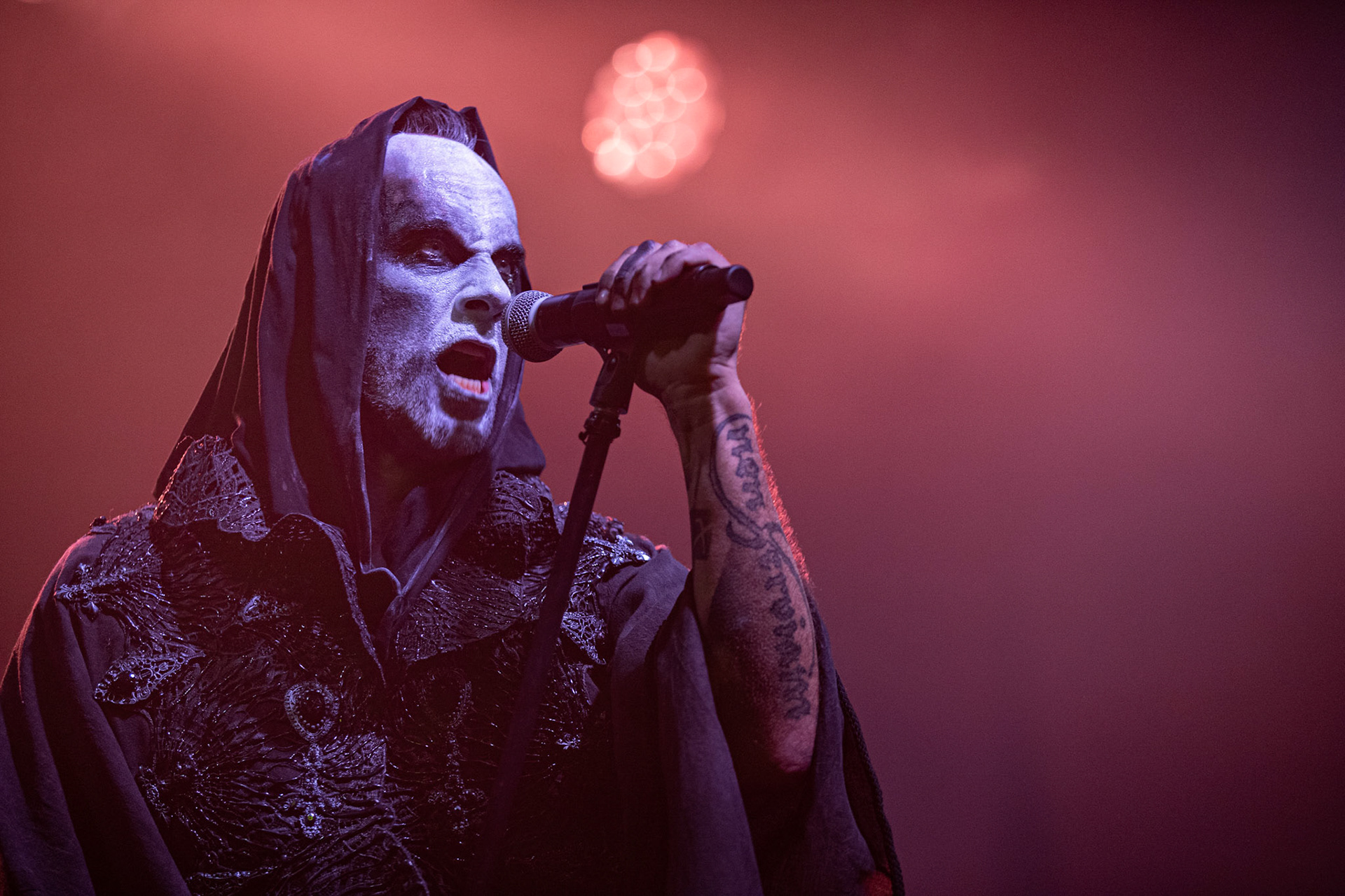 12.09.2021 - KAT i Roman Kostrzewski - koncert "Do zobaczenia w piekle" Wroclaw, Centrum Koncertowe A2.  Roman Kostrzewski – wokalJacek Nowak – perkusjaKrzysztof Pistelok – gitaraJacek Hiro – gitaraMichal Laksa – basGościnnie: Adam „Nergal” Darski (Behemoth)Piotr „Peter” Wiwczarek (Vader),Tomasz „Titus” Pukacki (Acid Drinkers)Adrian „Fred” Frelich (Dragon)Krzysztof „Fazi” Oset (ex-Kat)Piotr „Mancover” Mańkowski (Wolf Spider)Wacław „Vogg” Kiełtyka (Decapitated)Marek „Spider” Pająk (Vader)Jarek „Gronos” Gronowski (Dragon, ex-Kat)Paweł „Baitel” Pasek (Decapitated) Piotr Radecki (ex-Kat &amp; Roman Kostrzewski)fot. Andrzej kaziq Wasilkiewicz