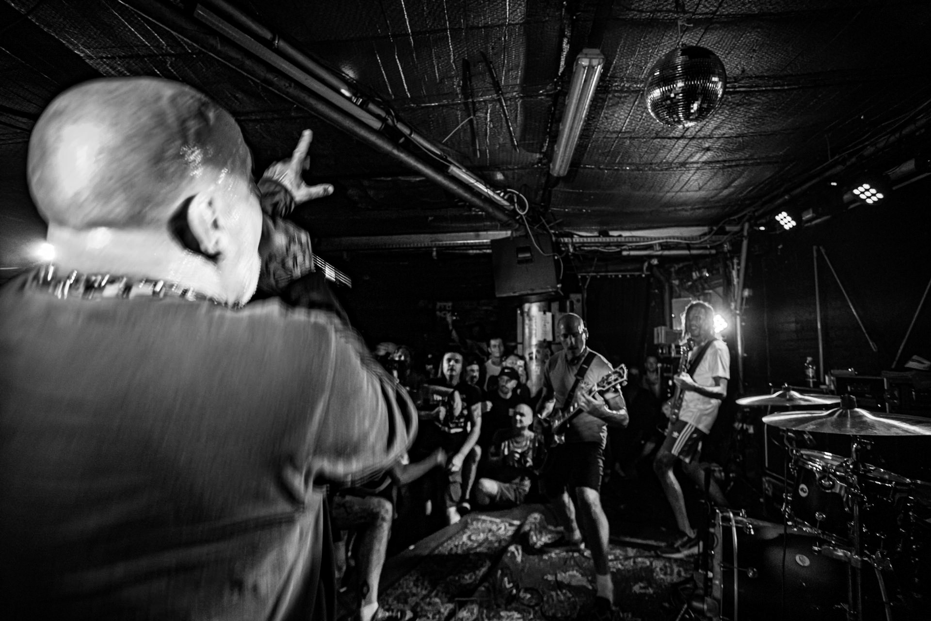 26.07.2022 Youth of Today to założony w 1985 roku hardcore punk’owy zespół, który miał znaczący wpływ na odświeżenie i rozwój sceny Straight Edge w drugiej połowie lat 80. XX wieku. Założycielami grupy są wokalista Ray Cappo oraz gitarzysta John Porcelly, którzy występowali wcześniej w Violent Children. Youth of Today ma na swoim koncie 5 wydawnictw, z czego takie płyty jak „Can’t Close My Eyes”, „Break Down the Walls” czy „We Are Not in This Alone” uważane są za jedne z najważniejszych w historii gatunku. Działalność zespołu została zawieszona w 1990 roku, a Cappo i Porcelly skupili się na bardziej melodyjnych projektach: krishnacore’owym Shelter oraz Better Than a Thousand. Grupa reaktywowała się w 2003 roku i od tamtego czasu sporadycznie występuję na całym świecie. Youth of Today bez wątpienia jest inspiracją dla wielu zespołów. Kapela odegrała kluczową rolę w tworzeniu hardcore’owej subkultury „Youth Crew” opowiadającej i rozwijającej się w myśl zasadom Straight Edge oraz wegetarianizmu. Warszawski koncert w Hydrozagadce. Produkcja WiniaryBookings. fot. Andrzej Wasilkiewicz/kaziq.com