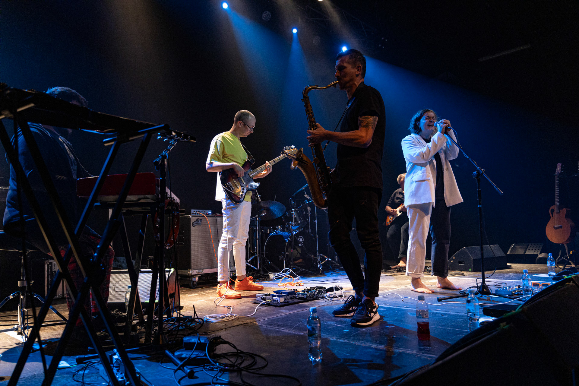 30.08.2022 Fundacja Bezpieczne Niebo wraz z klubem Progresja serdecznie zapraszają na specjalny koncert charytatywny dla Szymona Stankiewicza, który walczy z nowotworem. NiechęćMuzyka Niechęci to jazzowa improwizacja i syntezatorowe brzmienia, które swobodnie przeplatają się z wpływami rocka progresywnego oraz muzyki filmowej. W ich kompozycjach snuje się niezwykle osobista opowieść – mroczna choć nastrojowa, agresywna acz pełna elegancji. Jazgotliwy odjazd rejestrowany ,,na setkę” i zapięty w kaftan najwyższej klasy produkcji studyjnej.Niechęć zagrała setki koncertów w kraju i zagranicą, w tym wystąpiła na wielu znaczących festiwalach: Colours of Ostrava (Czechy), Open’er Festival, Tauron Nowa Muzyka, Copenhagen Jazz Festival (Dania) czy Glimps Festival (Belgia).  Organizacja Progresja i Fundacja Bezpieczne Niebo. fot. Andrzej Wasilkiewicz/kaziq.com