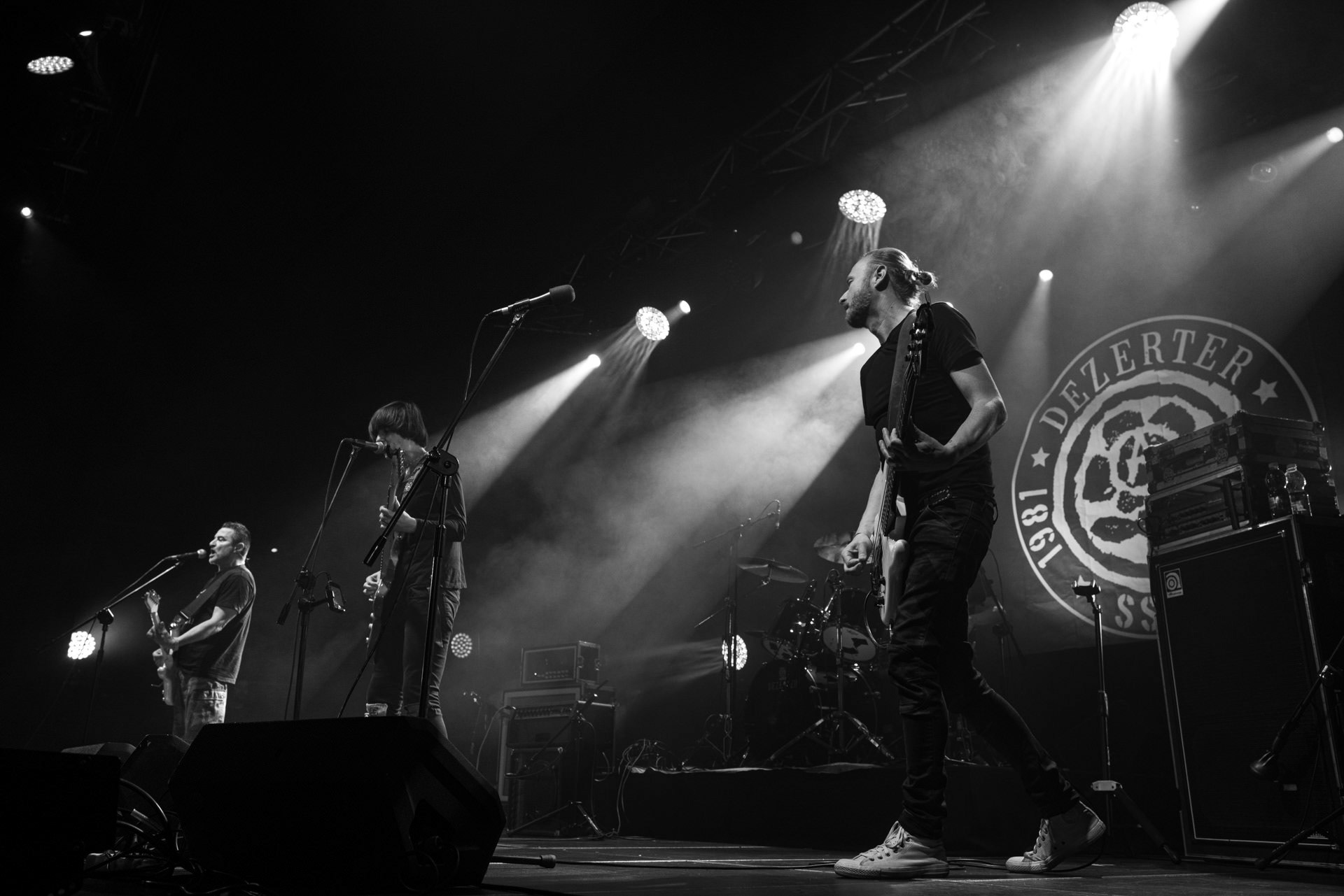 16.11.2021 Dezerter - 40 lecie,koncert Warszawa Palladium. N/z Robert Robal Matera gitara, N/z Krzysiek Grabowski perkusja,N/zJacek Chrzanowski bass, The Pau gitara, wokal,Dezerter, SS20, Punk, Punkrock, hardcore, rock.fot. Andrzej Wasilkiewicz/REPORTER