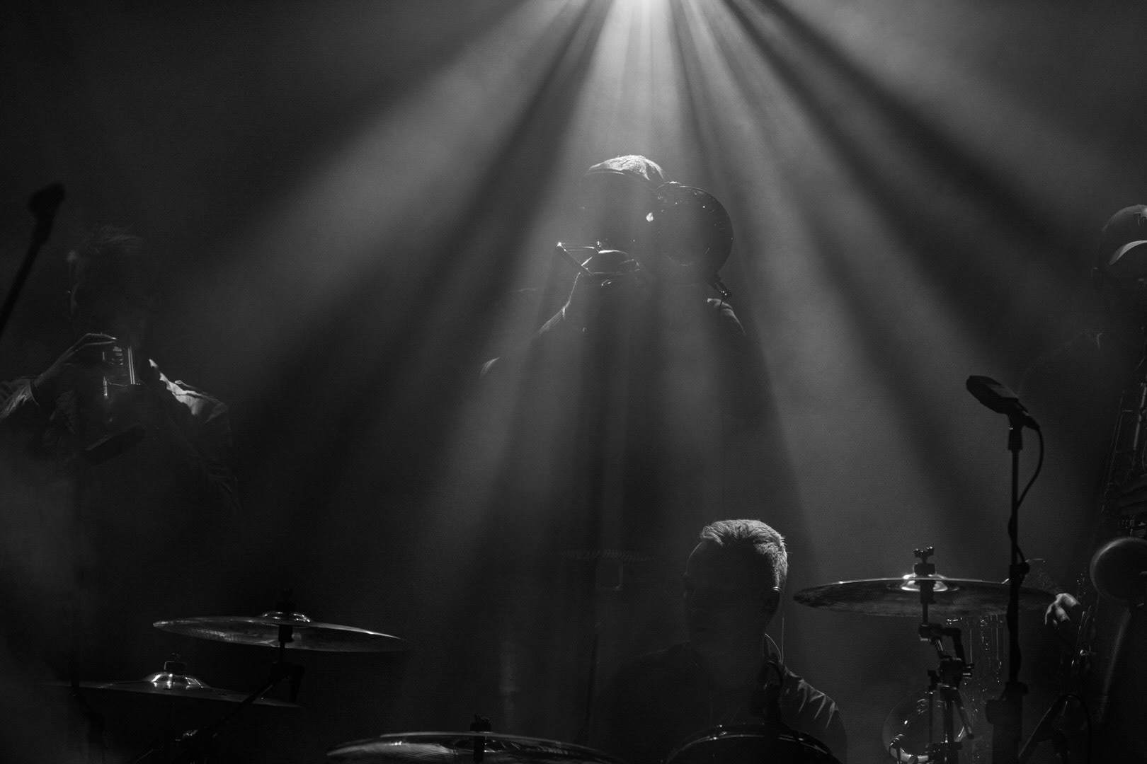 KULT - koncert w ramach Pomaranczowej Trasy 2020 - MUZYCZNA SYRENKA. 9 pazdziernika 2020, Warszawa, Stadion Syrenki. n/z. Tomasz Goehs perkusja,n/z. Jarosław Wazny puzon,Rock, rock progresywny, rock alternatywny, punk, nowa fala.fot. Andrzej kaziq Wasilkiewicz/Reporter