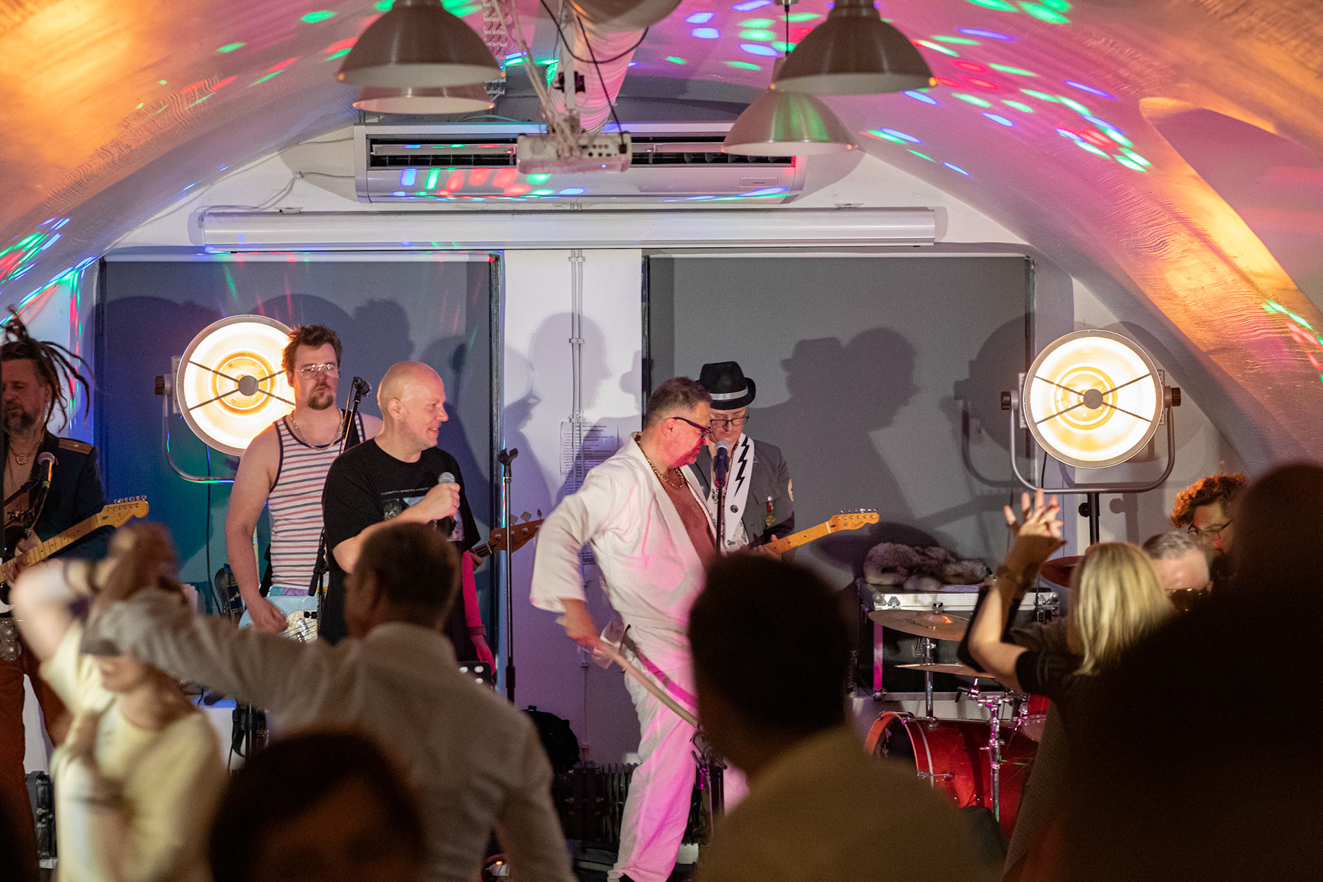 The Novorodkens, koncert w Warszawie, Dj Szneptuch – szczebiot czołowy, bas, chórki, sample, batuta i szpicrutaMagister Hitler – bas, wokaliza, chórki, gitara rytmiczna, najebkaDoktor PajHIVo – bębny, bongosy, gitara solowa, umiejętności wokalne, chórkiProfesor Gówniarz – lewizna wokalna, zwięzła i chóralna, wyprowadzanie ciosówProdziekan Pinglarz – uprawomocniony głos ścisły tudzież kantor, cytaty z brewiarzaInżynier Królewicz – gitara rytmiczna, solowa, przypowieści, świergoty i treleDocent Niedziwara – melodyka, chórki, kwilenia i jęki, odczynianie uroków, gusłaMrówka - perkusja,Hacrmistrz Gruczoł – walka z upośledzeniem, choreografia i obsługa gastronomiczna