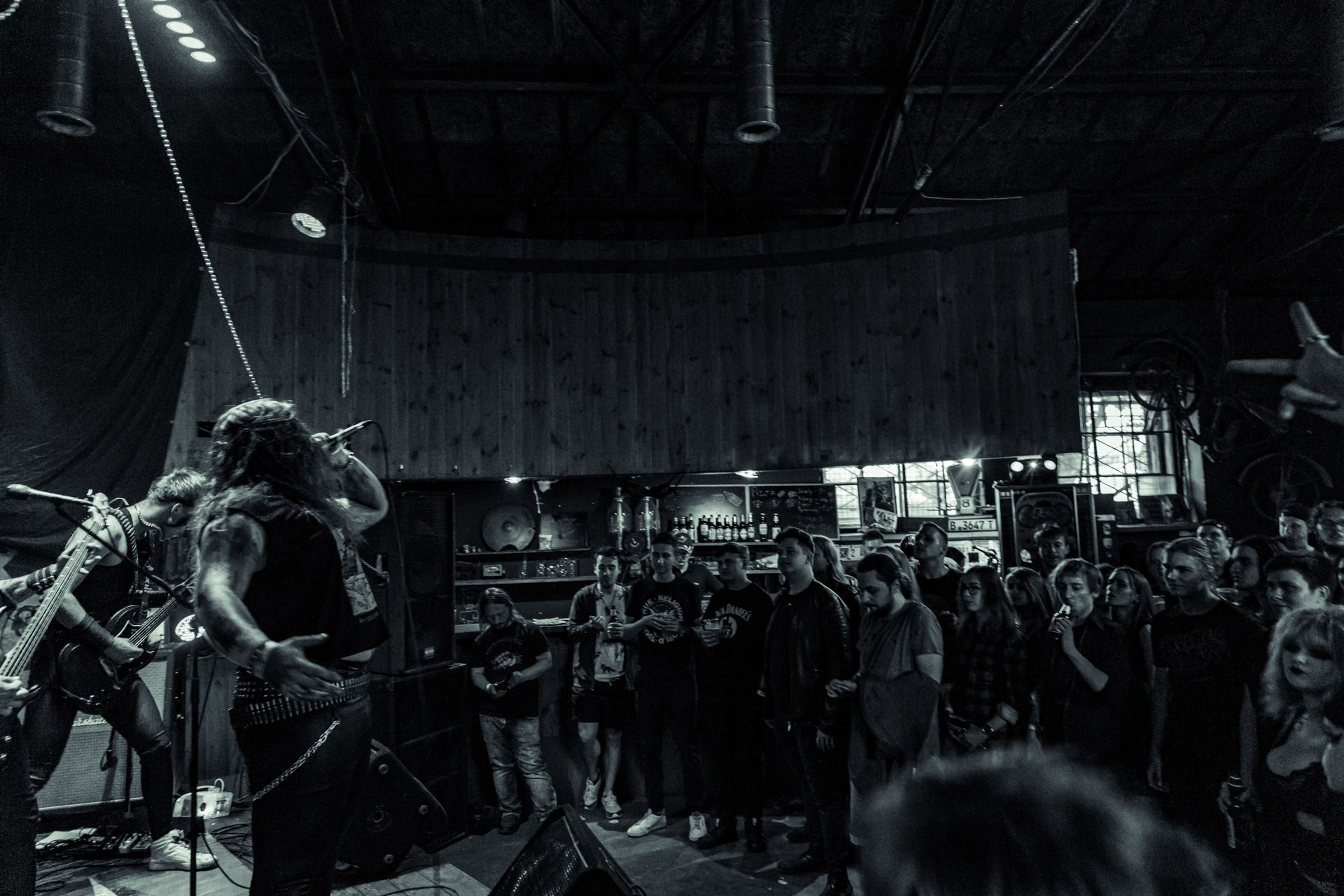 BAGNO (oldschool black/death)w składzie:Krzysiek - wokalKuba - gitaraThrasher - gitara Kacper - bassMaciek - garyDestrukcja i zgnilizna, wszystko czego nie chcesz usłyszeć a i tak się pojawisz, Druga fala dobrej muzy z Rzeszowa, bo pierwsza skończyła się w latach 90.Produkcja Left Hand Soundsfot. Andrzej Wasilkiewicz/kaziq.com