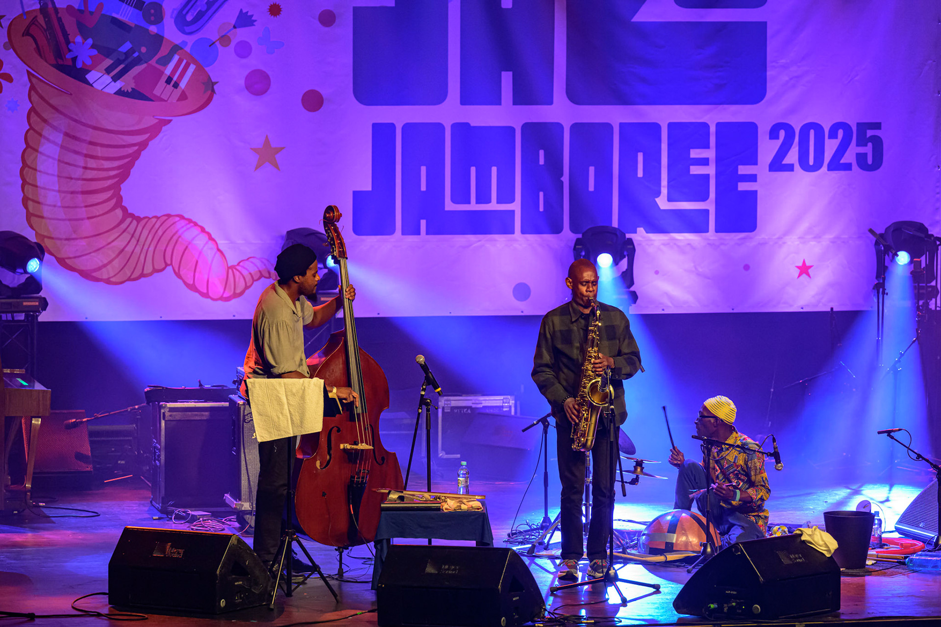 JAZZ JAMBOREE 2025 - DZIEŃ 1 - Luke Stewart Silt Trio 25 października 2025, Klub Stodoła, organizator Adamiak Jazz fot. Andrzej Wasilkiewicz/kaziq.com