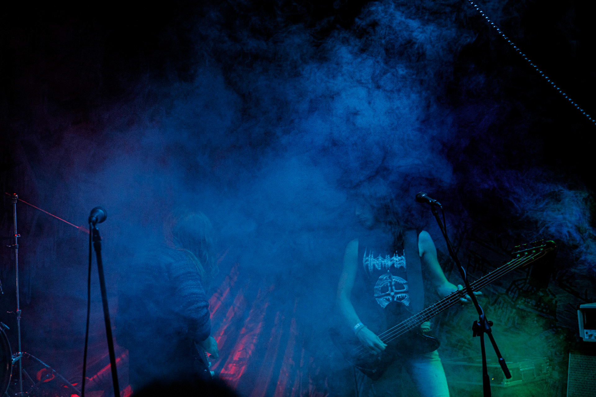 WIELKI MROK (mistyczny black, czarny punk)w składzie:Piącha - bas Czacha - perkusja Szrama - gitara i wokalLokalni wyjadacze od tanich gitar. Maanam dla fanów TANK. Watain dla fanów Budki Suflera. Piją, palą, konia walą i mają w dupie. Czyli tak jak my wszyscy.Produkcja Left Hand Soundsfot. Andrzej Wasilkiewicz/kaziq.com