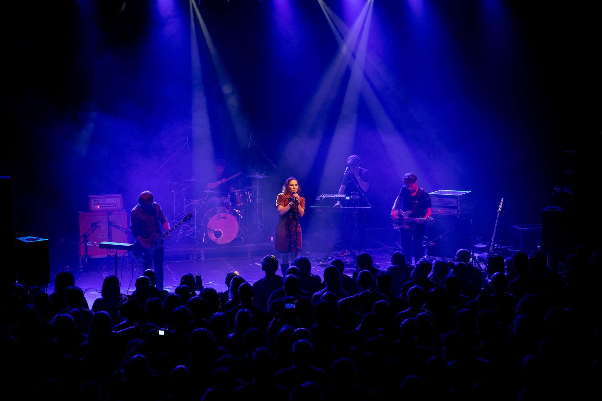 The Gathering: holenderska grupa rockowa, trasa The Gathering_30th Anniversary od doom-metalowego brzmienia z lat 90 po melodyjne i klimatyczne rejony rocka, trip-rock, post-rock, metalu, czy shoegaze. Koncert Warszawa Progresja, HQ44

The Gathering w składzie:
Silje Wergeland – wokal
Rene Rutten – gitara
Hans Rutten – perkusja
Frank Boeijen – klawisze
Hugo Prinsen Geerligs – bass
fot. Andrzej kaziq Wasilkiewicz/Reporter