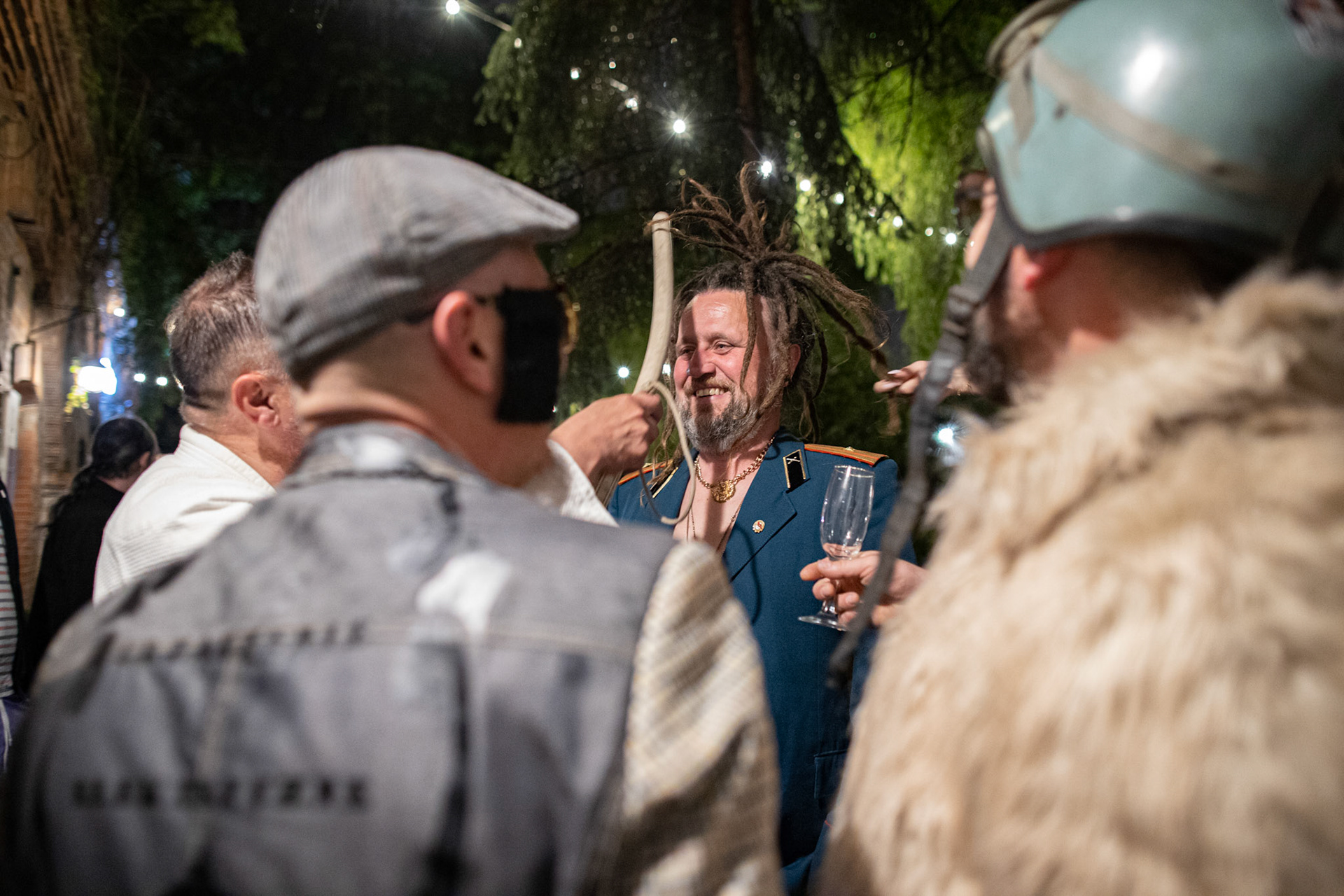 The Novorodkens, koncert w Warszawie, Dj Szneptuch – szczebiot czołowy, bas, chórki, sample, batuta i szpicrutaMagister Hitler – bas, wokaliza, chórki, gitara rytmiczna, najebkaDoktor PajHIVo – bębny, bongosy, gitara solowa, umiejętności wokalne, chórkiProfesor Gówniarz – lewizna wokalna, zwięzła i chóralna, wyprowadzanie ciosówProdziekan Pinglarz – uprawomocniony głos ścisły tudzież kantor, cytaty z brewiarzaInżynier Królewicz – gitara rytmiczna, solowa, przypowieści, świergoty i treleDocent Niedziwara – melodyka, chórki, kwilenia i jęki, odczynianie uroków, gusłaMrówka - perkusja,Hacrmistrz Gruczoł – walka z upośledzeniem, choreografia i obsługa gastronomiczna