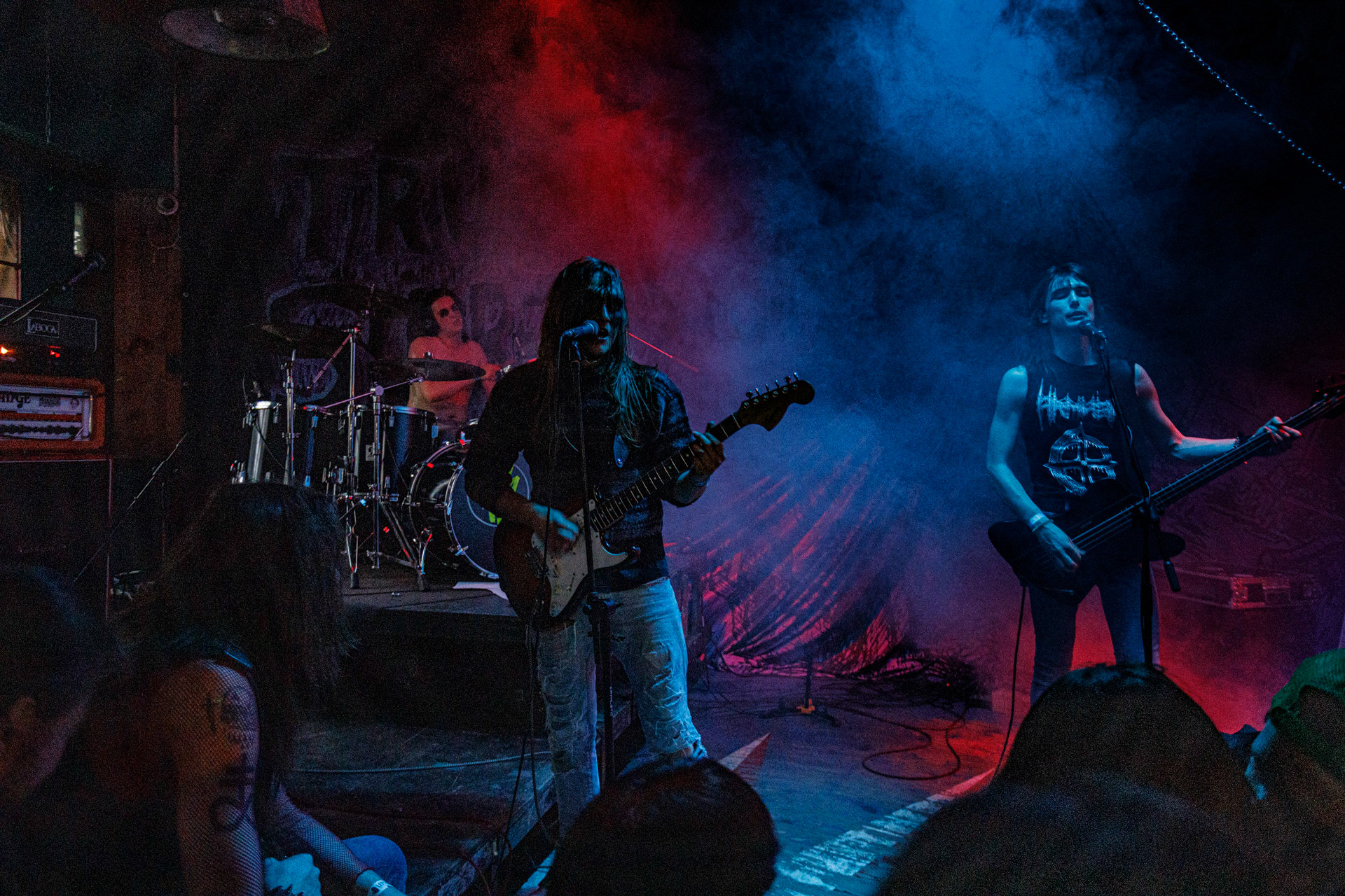 WIELKI MROK (mistyczny black, czarny punk)w składzie:Piącha - bas Czacha - perkusja Szrama - gitara i wokalLokalni wyjadacze od tanich gitar. Maanam dla fanów TANK. Watain dla fanów Budki Suflera. Piją, palą, konia walą i mają w dupie. Czyli tak jak my wszyscy.Produkcja Left Hand Soundsfot. Andrzej Wasilkiewicz/kaziq.com