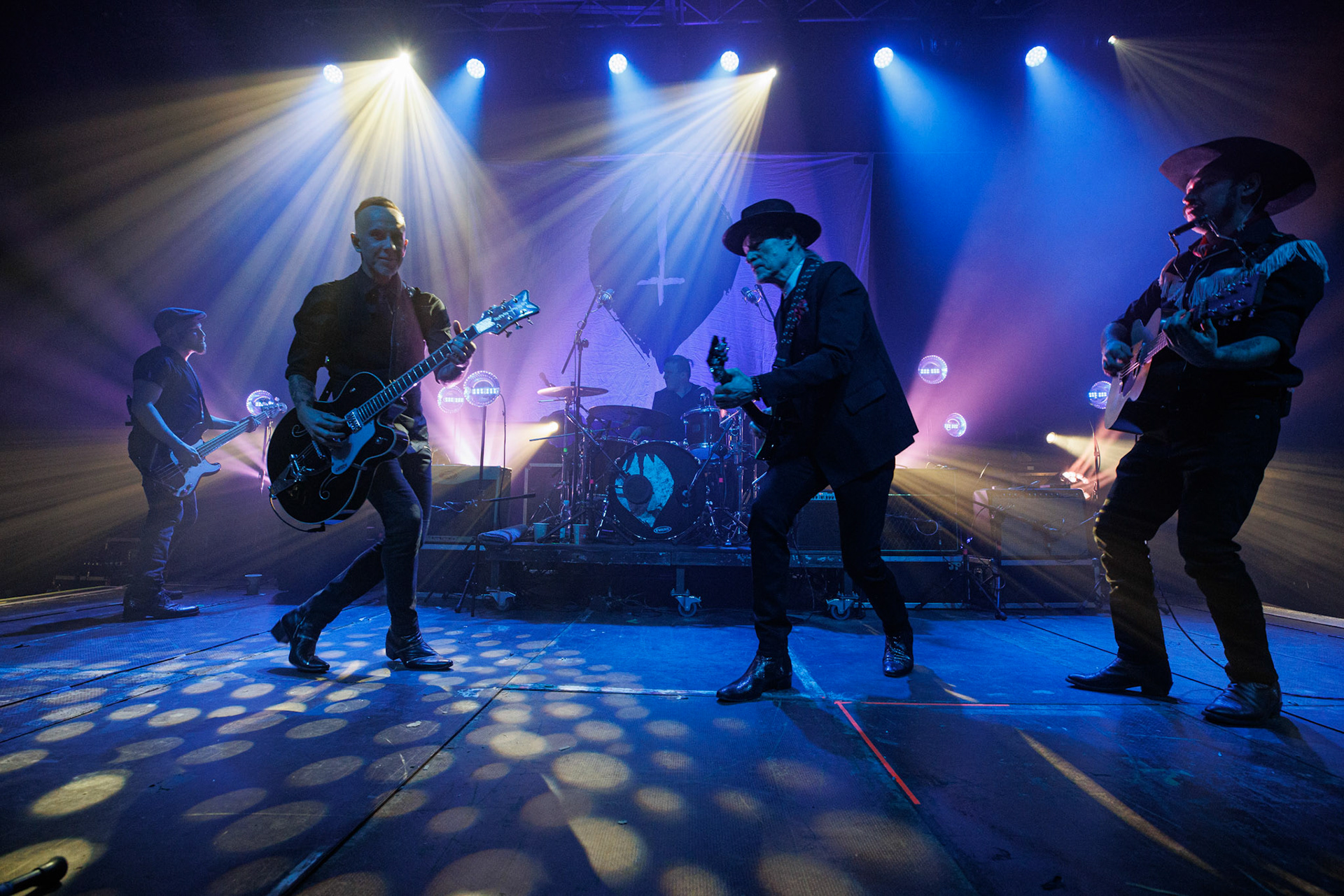 22.01.2022 koncert Me And That Man w Warszawie,Klub Progresja,n/z Adam Nergal Darski - gitara, wokal,n/z John Porter - gitara, wokal,n/z Lukasz Kumanski - perkusja,n/z Matteo Bassoli - bass, wokal,n/z Sasha Boole - gitara, wokal,Nergal znany jest z szerokich horyzontow muzycznych. Lider Behemoth nigdy nie kryl swojej sympatii do lzejszej, klimatycznej muzyki, spod znaku country, folku, bluesa. Dowodem jest zespol Me And That Man.Fot. Andrzej Wasilkiewicz/Reporter