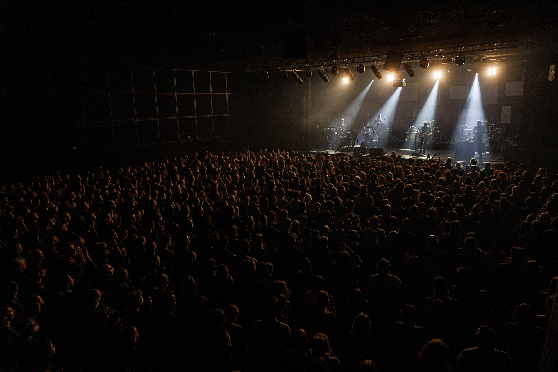 Lao Che - „Trasa Pozegnalna - No to Che”  17.11.2021 Warszawa klub Stodola.n/z Hubert „Spiety” Dobaczewski – wokal, gitara rytmiczna,n/z Rafal „Zubr” Borycki – gitara basowa,n/z Karol Gola – saksofon barytonowy, flet, instrumenty klawiszowe,n/z Filip „Wieza” Rozanski – instrumenty klawiszowe,n/z Mariusz „Denat” Denst – sampler, animacjan/z Michal „Dimon” Jastrzebski – perkusja,n/z Maciek „Trocki” Dzierzanowski – instrumenty perkusyjne,rock alternatywny, crossover, rock, metal, folk, piosenka aktorska, elektro, słuchowisko,fot. Andrzej Wasilkiewicz/REPORTER