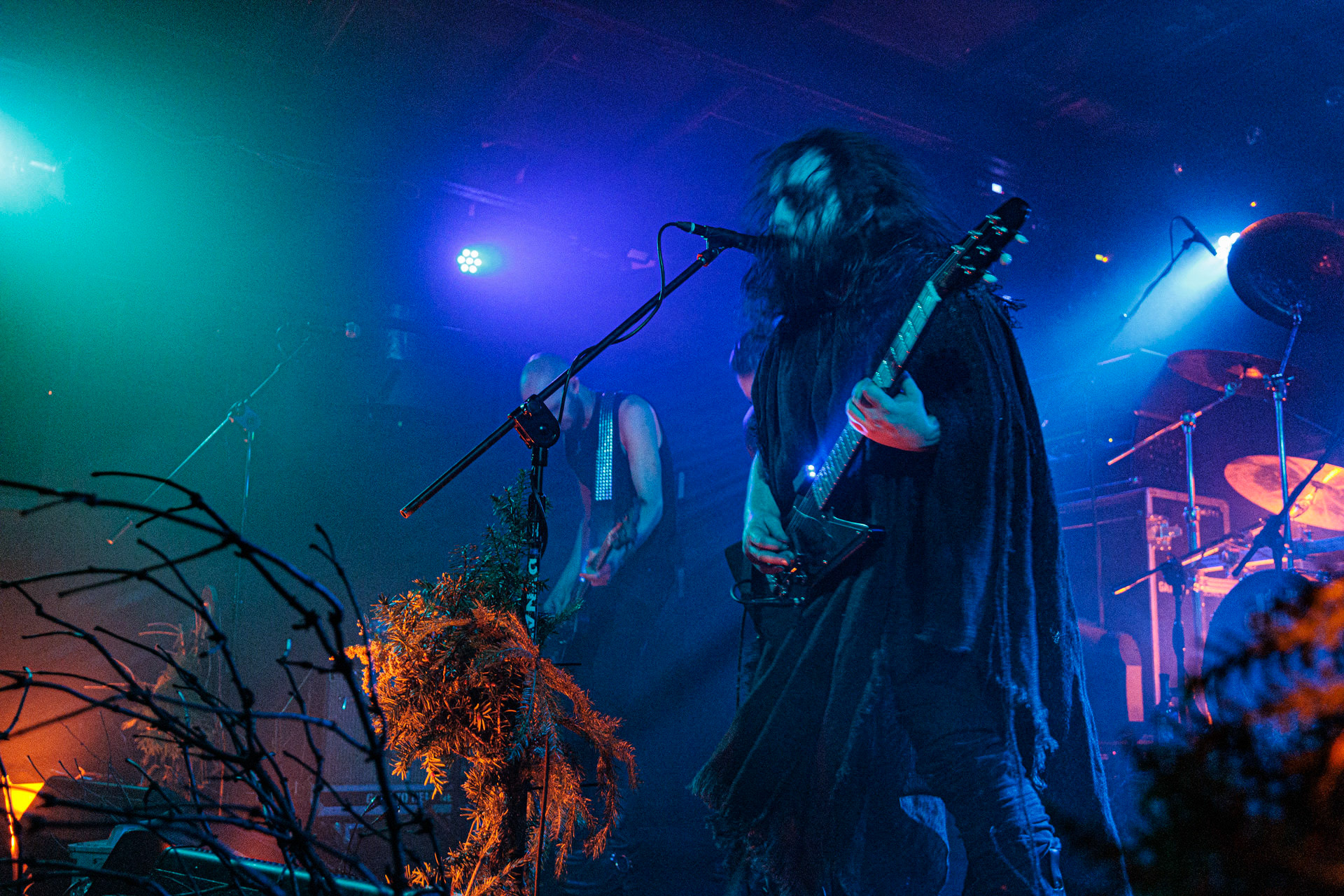 21.10.2022 𝗪𝗢𝗟𝗩𝗘𝗦 𝗜𝗡 𝗧𝗛𝗘 𝗧𝗛𝗥𝗢𝗡𝗘 𝗥𝗢𝗢𝗠 - klimatyczny black metal,  zespół braci Nathana i Aarona Weaverow. Powstal w 2002 roku w Olympia w stanie Waszyngton.  W amerykanskim sercu natury, gor, lasow i jezior, przyroda przeklada sie na atmosfere muzyki WITTR, w ktorej poza blackowymi, jest miejsce na elementy transowe i ambientowe. Wolves In The Throne Room gra bez makijazy, bez kapturow i masek, przy swietle plomieni, co tworzy aure swoistego muzycznego rytualu. Nathan Weaver – guitar, lead vocals,Aaron Weaver – drums, bass, synthesizers,Kody Keyworth – guitar, vocals, Produkcja Knock Out Productions,fot. Andrzej Wasilkiewicz/Reporter