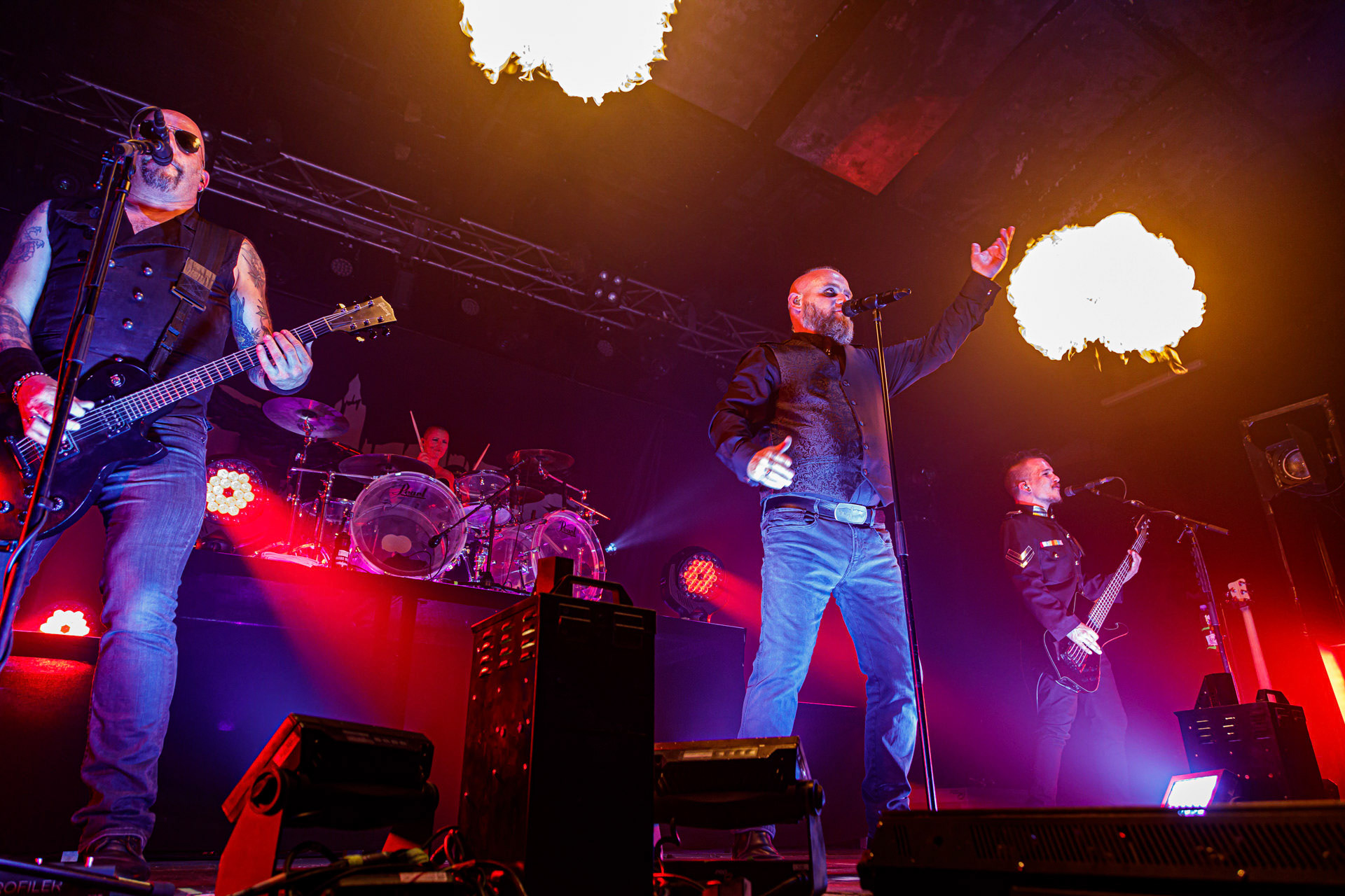 18.06.2022 - Mono Inc. zagrali w warszawskim klubie Progresja.Mono Inc. - niemiecki zespol z Hamburga wykonujący gotyckiego rocka, w składzie:Carl Fornia - git.Katha Mia - drums, Manuel Antoni - bass,Martin Engler - vocal,Gothic, industrial,  alternative, rock.Produkcja Winiary Bookings.fot. Andrzej Wasilkiewicz/kaziq.com