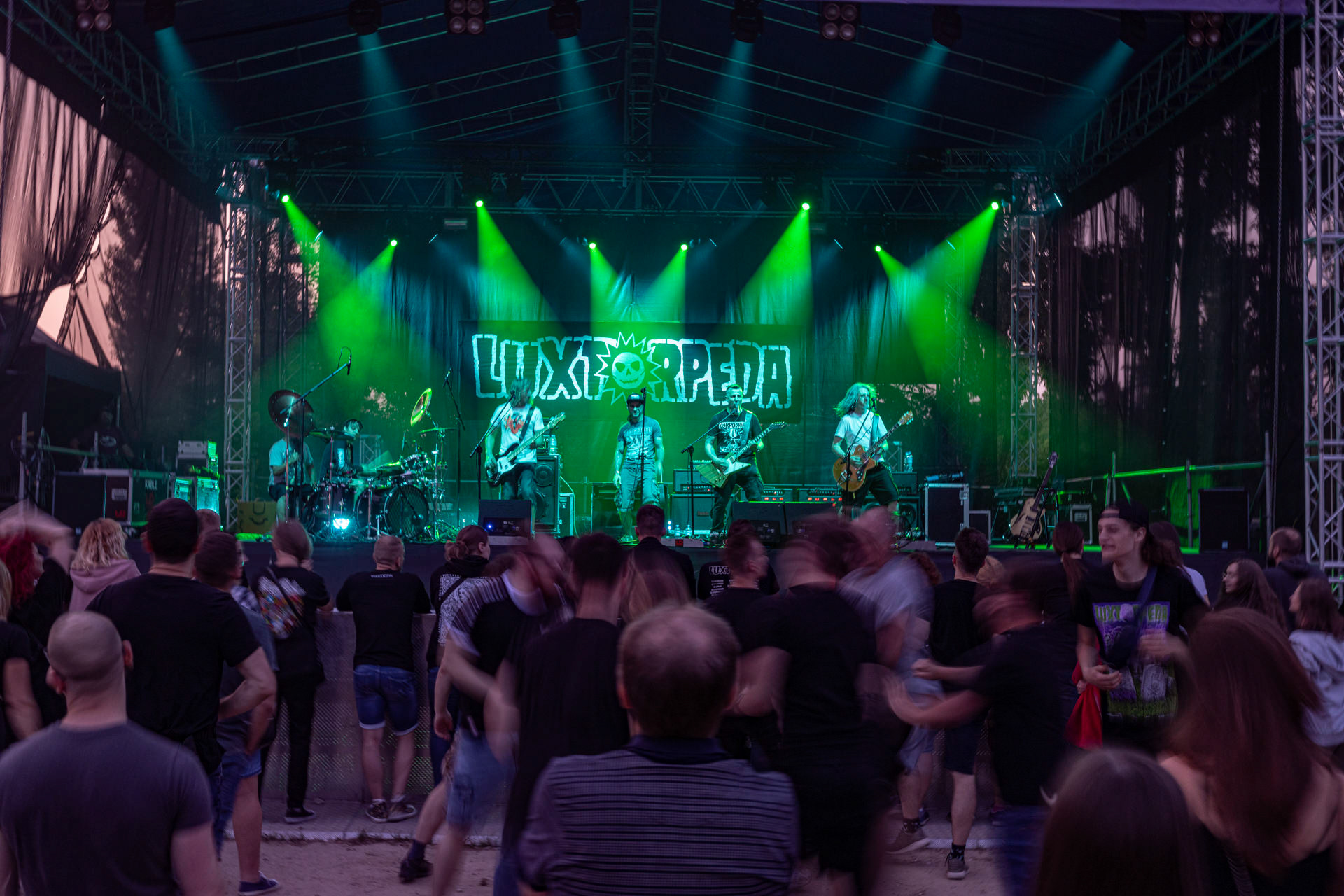 Koncert Luxtorpeda 10 urodziny. Warszawa Progresja.Gramy do Woli.n/z.Robert „Litza” Friedrich – gitara, wokal,n/z.Przemysław „Hans” Frencel – wokal, rapn/z.Robert „Drężmak” Drężek – gitaran/z.Krzysztof „Kmieta” Kmiecik – gitara basowan/z.Tomasz „Krzyżyk” Krzyżaniak – perkusjaFot. Andrzej kaziq Wasilkiewicz/Reporter