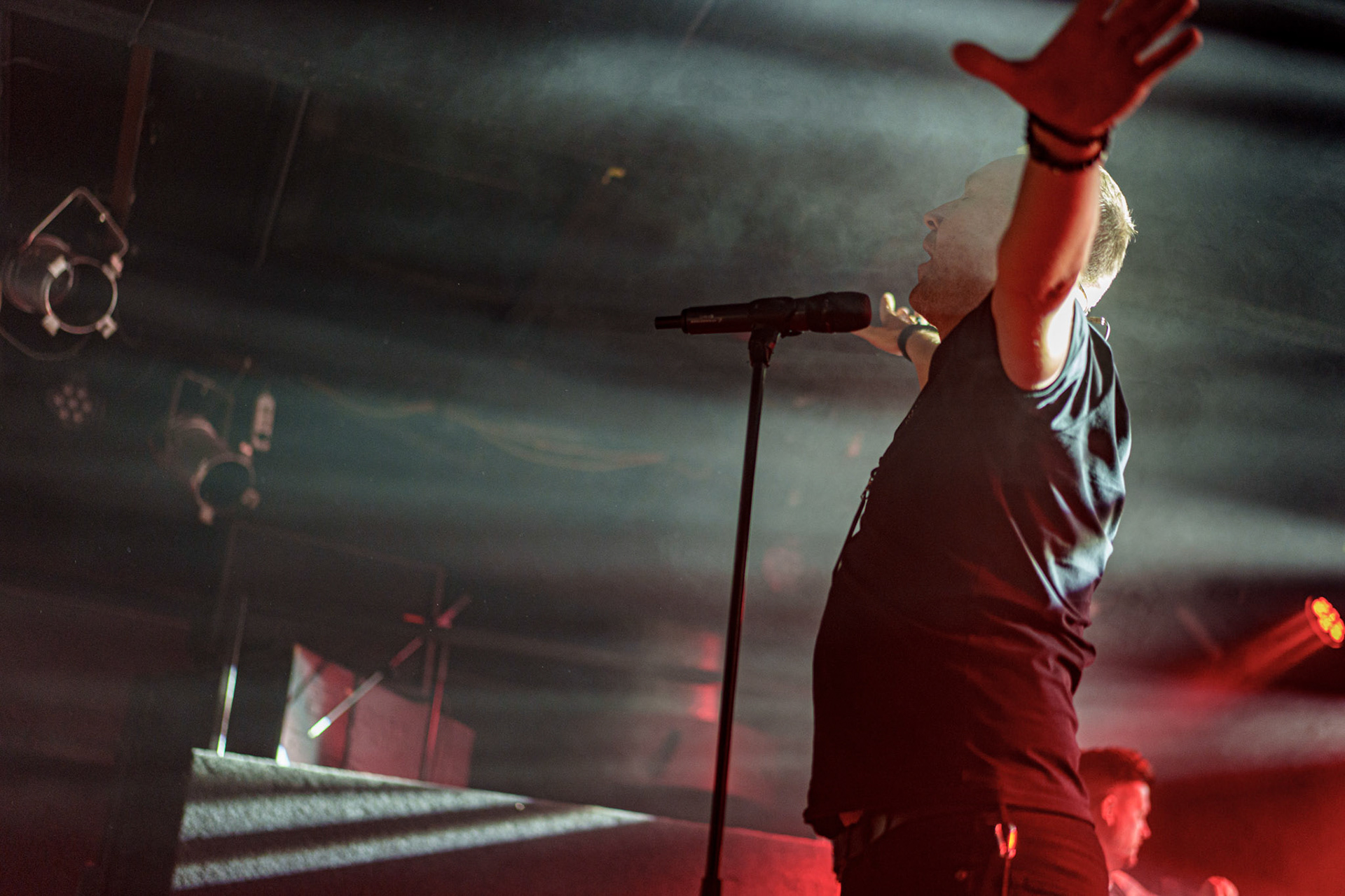 2023.09.04 Poets of the Fall - Warszawa, klub Proxima. To już 20 lat od kiedy rockowy zespół Poets of the Fall odnosi sukcesy na międzynarodowej scenie. Z tej okazji zespół wyrusza w trasę jubileuszową, która obejmie też Polskę. Grupa zagrała w warszawskiej Proximie 4 września 2023 roku. Produkcja Fource.pl  fot. Andrzej Wasilkiewicz/kaziq.com