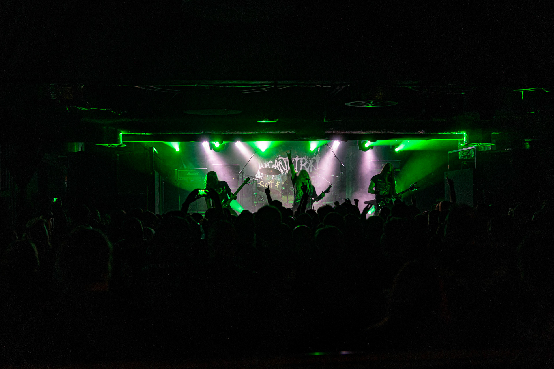 21.10.2022 - 𝗜𝗡𝗖𝗔𝗡𝗧𝗔𝗧𝗜𝗢𝗡 - amerykanski death metal w warszawskiej Proximie.Morderczy death metal na maksymalnie niskim stroju, halasie i chaosie nigdy nie stracil na sile - niezaleznie czy mowimy o swietnej nowej plcie, czy o kultowych strzalach rzedu "Onward to Golgotha". Sklad dowodzony przez Johna McEntee nigdy nie pudluje - na zywo rowniez.John McEntee - gitara, wokal, Kyle Severn - perkusja Alex Bouks - gitara,Chuck Sherwood - gitara basowa,Death metal, Black metal, Metal, Death-doom, Produkcja Knock Out Productions,fot. Andrzej Wasilkiewicz/Reporter