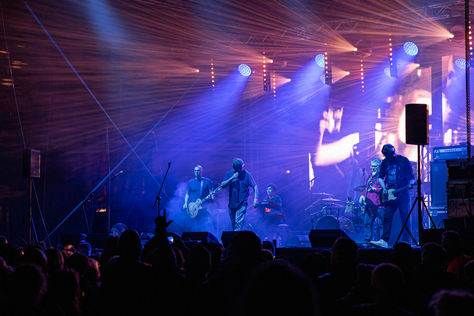 KULT - koncert w ramach Pomaranczowej Trasy 2020 - MUZYCZNA SYRENKA. 9 pazdziernika 2020, Warszawa, Stadion Syrenki. n/z. Kazik Staszewski wokal,n/z. Wojciech Jabłonski gitara,n/z. Piotr Morawiec gitara,n/z. Ireneusz Werenski bas,n/z. Konrad Wantrych klawisze,Rock, rock progresywny, rock alternatywny, punk, nowa fala.fot. Andrzej kaziq Wasilkiewicz/Reporter