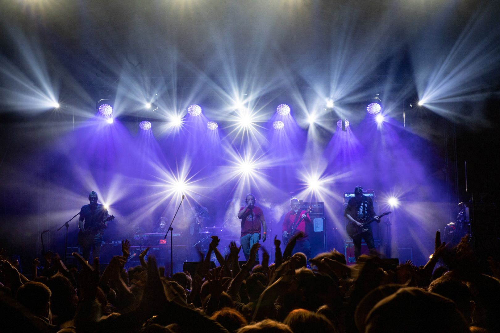 KULT - koncert w ramach Pomaranczowej Trasy 2020 - MUZYCZNA SYRENKA. 9 pazdziernika 2020, Warszawa, Stadion Syrenki. n/z Kazik Staszewski wokal,Wojciech Jabłonski gitara,Piotr Morawiec gitara,Ireneusz Werenski bas,Tomasz Goehs perkusja,Konrad Wantrych klawisze,Janusz Zdunek trabka,Mariusz Godzina saksofony,Jarosław Wazny puzon,Rock, rock progresywny, rock alternatywny, punk, nowa fala.fot. Andrzej kaziq Wasilkiewicz/Reporter