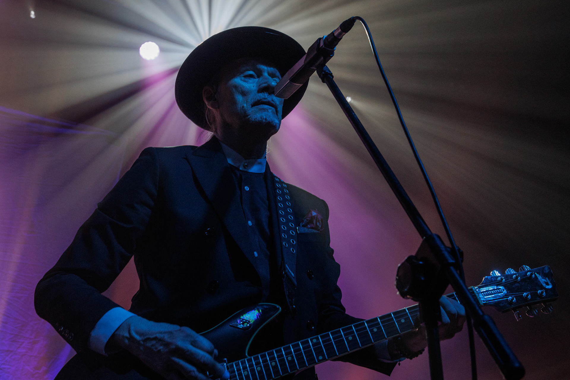 22.01.2022 koncert Me And That Man w Warszawie,Klub Progresja,n/z John Porter - gitara, wokal, Nergal znany jest z szerokich horyzontow muzycznych. Lider Behemoth nigdy nie kryl swojej sympatii do lzejszej, klimatycznej muzyki, spod znaku country, folku, bluesa. Dowodem jest zespol Me And That Man.Fot. Andrzej Wasilkiewicz/Reporter