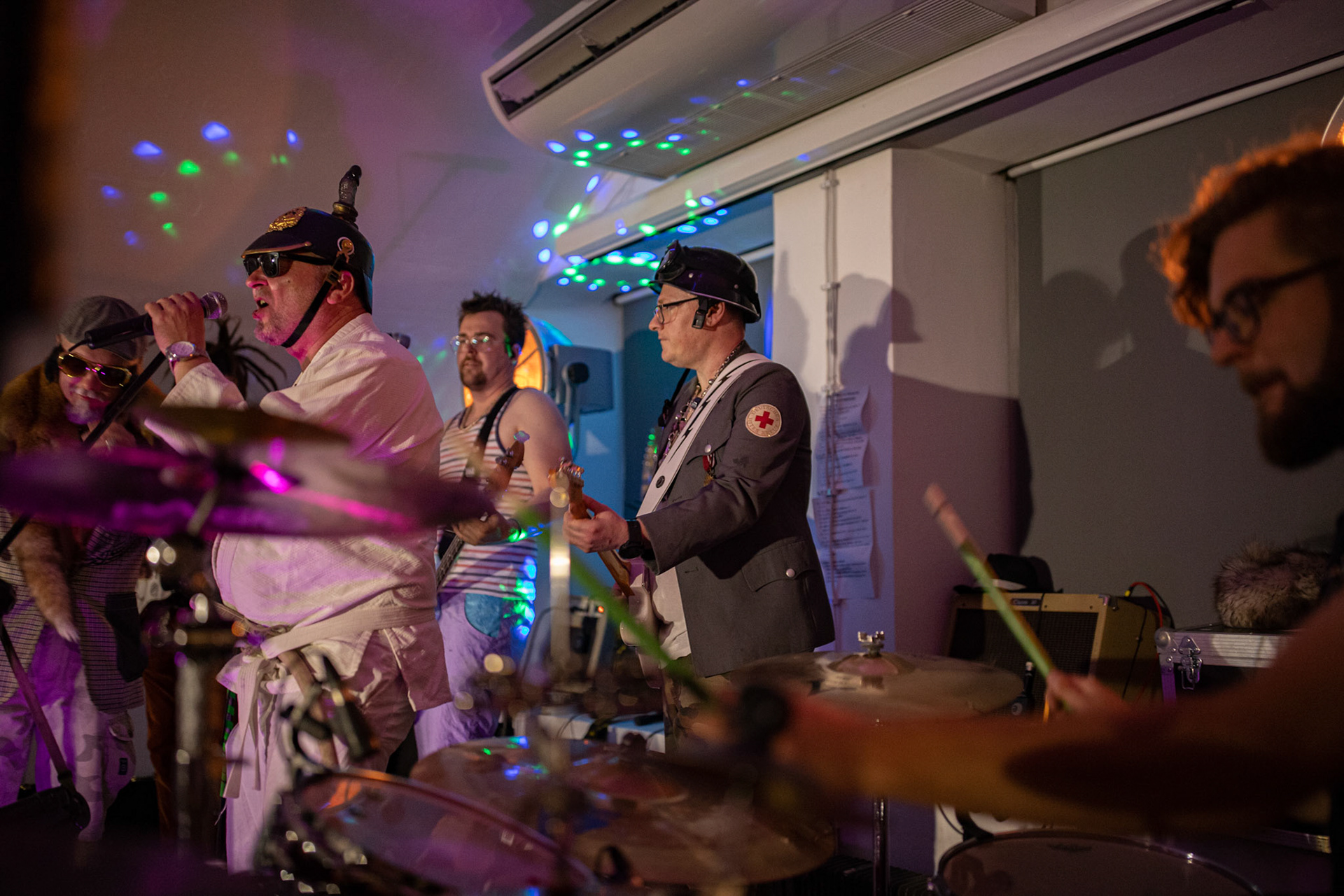 The Novorodkens, koncert w Warszawie, Dj Szneptuch – szczebiot czołowy, bas, chórki, sample, batuta i szpicrutaMagister Hitler – bas, wokaliza, chórki, gitara rytmiczna, najebkaDoktor PajHIVo – bębny, bongosy, gitara solowa, umiejętności wokalne, chórkiProfesor Gówniarz – lewizna wokalna, zwięzła i chóralna, wyprowadzanie ciosówProdziekan Pinglarz – uprawomocniony głos ścisły tudzież kantor, cytaty z brewiarzaInżynier Królewicz – gitara rytmiczna, solowa, przypowieści, świergoty i treleDocent Niedziwara – melodyka, chórki, kwilenia i jęki, odczynianie uroków, gusłaMrówka - perkusja,Hacrmistrz Gruczoł – walka z upośledzeniem, choreografia i obsługa gastronomiczna