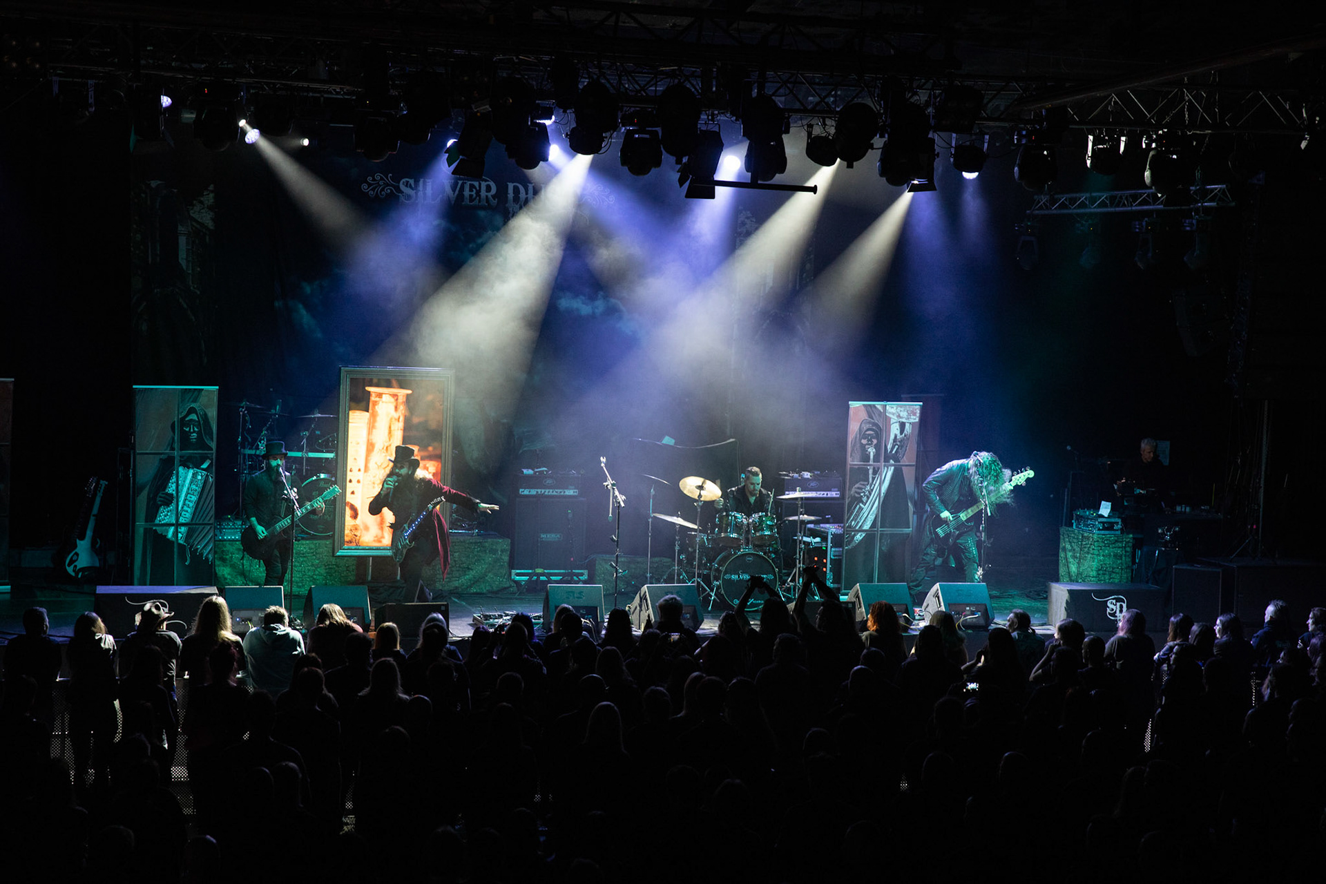 25.11.2019 Warszawa Klub Progresja Europejska Trasa Moonspell z Rotting Christ 2019
koncert support SILVER DUST
N/z LORD CAMPBELL wokal, gitara
N/z TINY PISTOL gitara
N/z KURGHAN gitara bassowa
N/z MAGMA perkusja
fot. Andrzej Wasilkiewicz/REPORTER