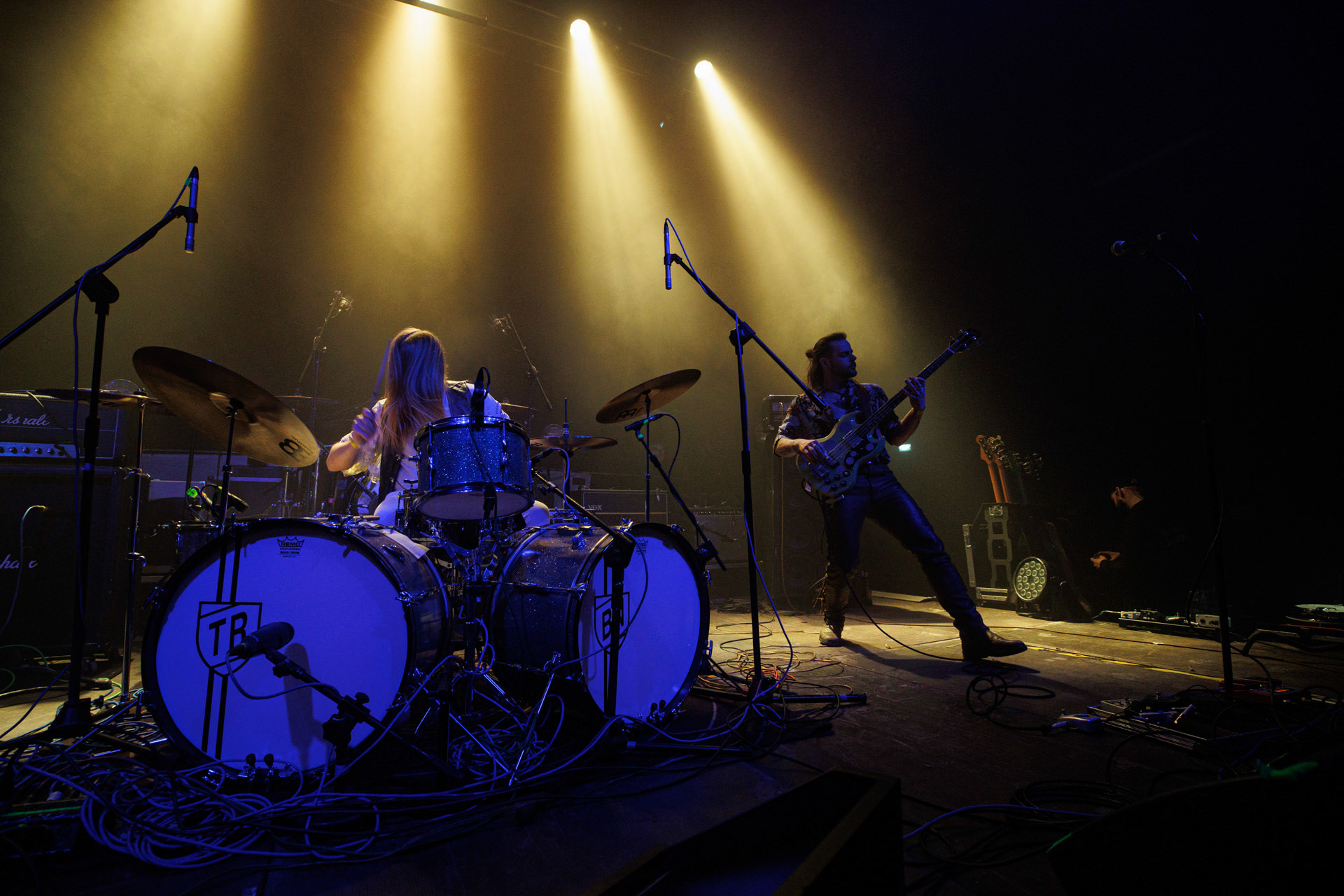 22.01.2022 - Taraban - support Me And That Man, warszawska Progresja.n/z Daniel Suder - wokal, gitara basowa,n/z Kris Gonda - perkusja,Taraban to krakowskie power-trio, bluesa, prog-rocka oraz proto-metal.fot. Andrzej kaziq Wasilkiewicz/Reporter