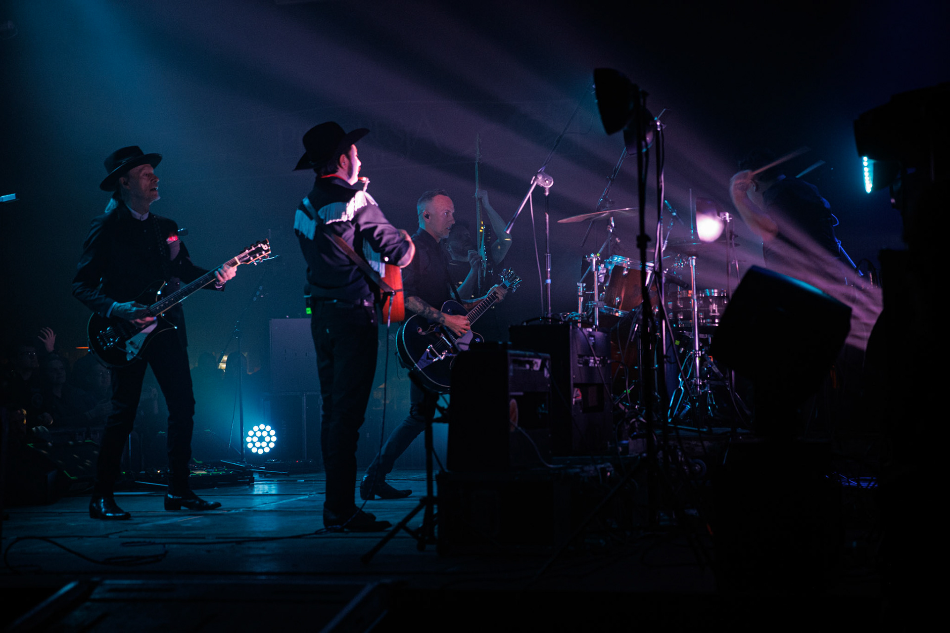 22.01.2022 koncert Me And That Man w Warszawie,Klub Progresja,n/z Adam Nergal Darski - gitara, wokal,n/z John Porter - gitara, wokal,n/z Lukasz Kumanski - perkusja,n/z Matteo Bassoli - bass, wokal,n/z Sasha Boole - gitara, wokal,Nergal znany jest z szerokich horyzontow muzycznych. Lider Behemoth nigdy nie kryl swojej sympatii do lzejszej, klimatycznej muzyki, spod znaku country, folku, bluesa. Dowodem jest zespol Me And That Man.Fot. Andrzej Wasilkiewicz/Reporter