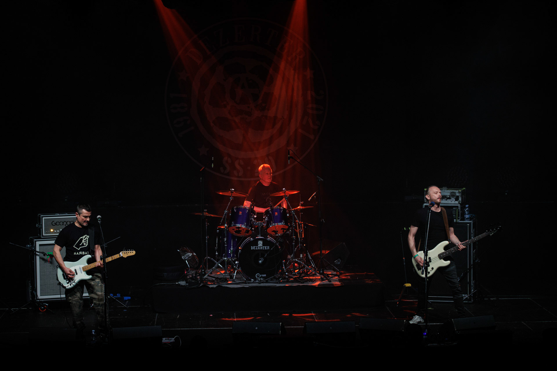 16.11.2021 Dezerter - 40 lecie,koncert Warszawa Palladium. N/z Robert Robal Matera gitara, N/z Krzysiek Grabowski perkusja,N/zJacek Chrzanowski bass, Dezerter, SS20, Punk, Punkrock, hardcore, rock.fot. Andrzej Wasilkiewicz/REPORTER