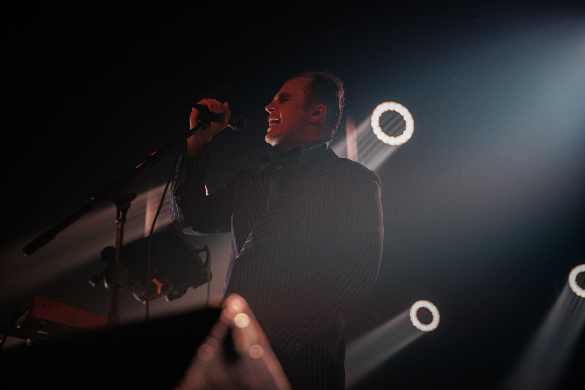 18.12.2021 Karas Rogucki - koncert klub Stodoła - Warszawan/z Piotr Rogucki - wokal gitara,Alternatywny pop, Kayax, Ostatni bastion romantyzmu, fot. Andrzej Wasilkiewicz/Reporter