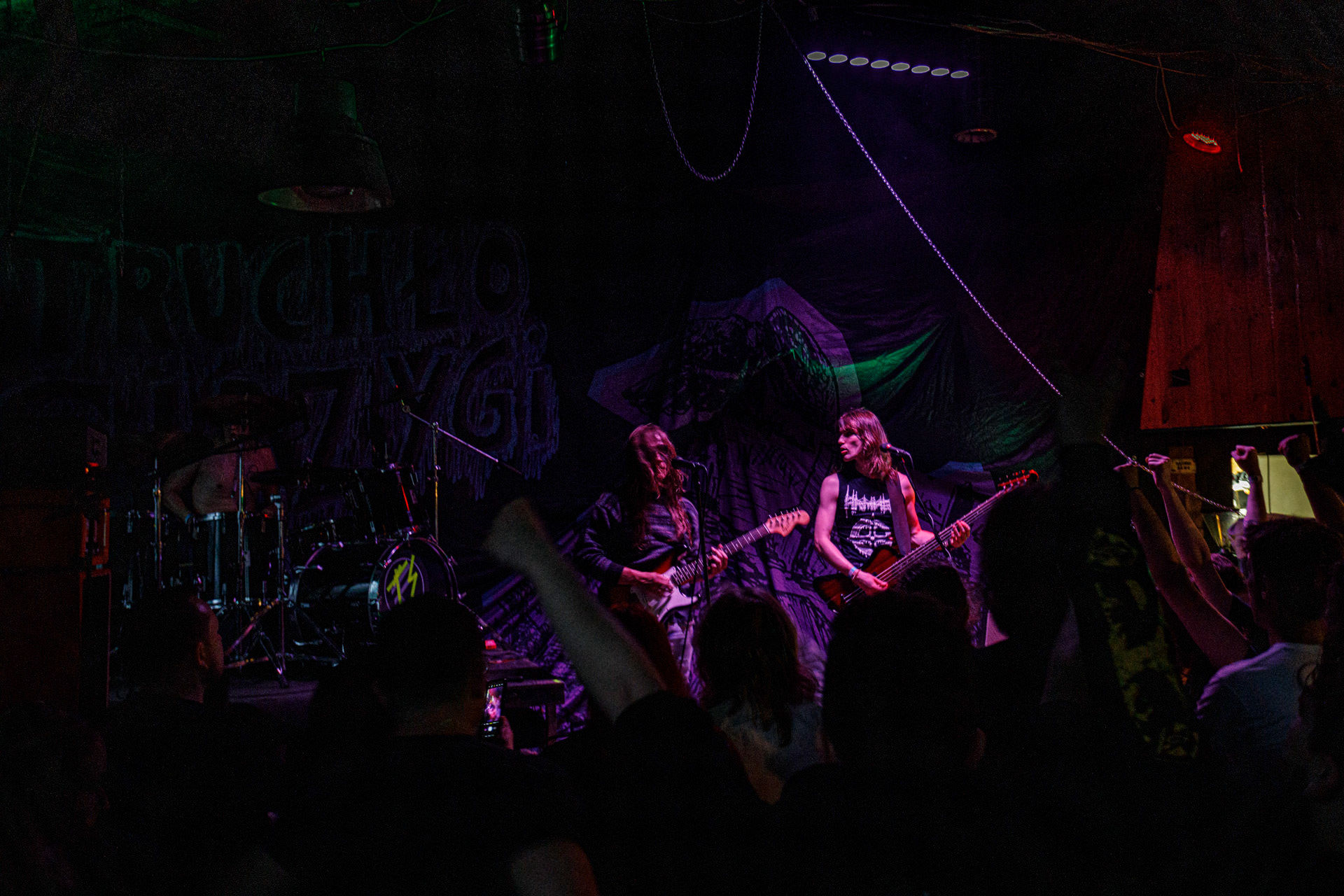 WIELKI MROK (mistyczny black, czarny punk)w składzie:Piącha - bas Czacha - perkusja Szrama - gitara i wokalLokalni wyjadacze od tanich gitar. Maanam dla fanów TANK. Watain dla fanów Budki Suflera. Piją, palą, konia walą i mają w dupie. Czyli tak jak my wszyscy.Produkcja Left Hand Soundsfot. Andrzej Wasilkiewicz/kaziq.com