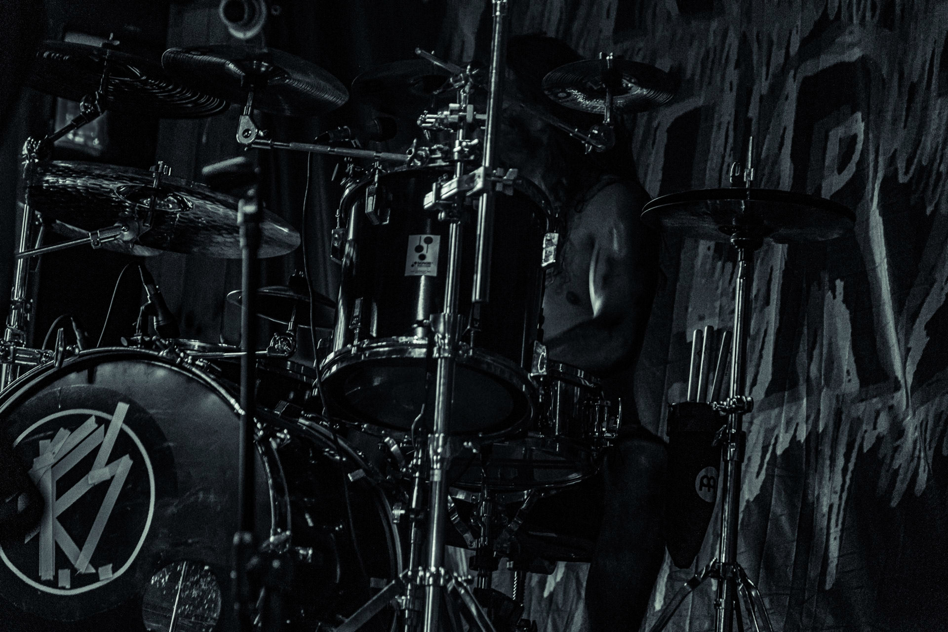 BAGNO (oldschool black/death)w składzie:Krzysiek - wokalKuba - gitaraThrasher - gitara Kacper - bassMaciek - garyDestrukcja i zgnilizna, wszystko czego nie chcesz usłyszeć a i tak się pojawisz, Druga fala dobrej muzy z Rzeszowa, bo pierwsza skończyła się w latach 90.Produkcja Left Hand Soundsfot. Andrzej Wasilkiewicz/kaziq.com