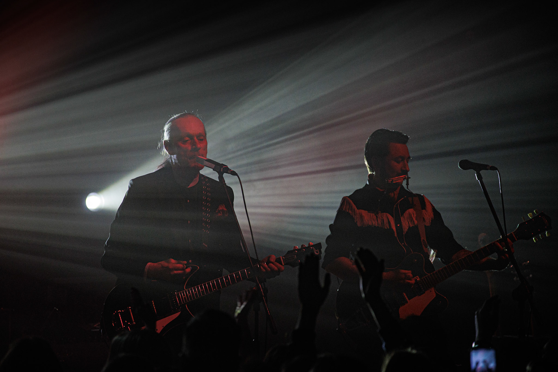 22.01.2022 koncert Me And That Man w Warszawie,Klub Progresja,n/z John Porter - gitara, wokal,n/z Sasha Boole - gitara, wokal,Nergal znany jest z szerokich horyzontow muzycznych. Lider Behemoth nigdy nie kryl swojej sympatii do lzejszej, klimatycznej muzyki, spod znaku country, folku, bluesa. Dowodem jest zespol Me And That Man.Fot. Andrzej Wasilkiewicz/Reporter