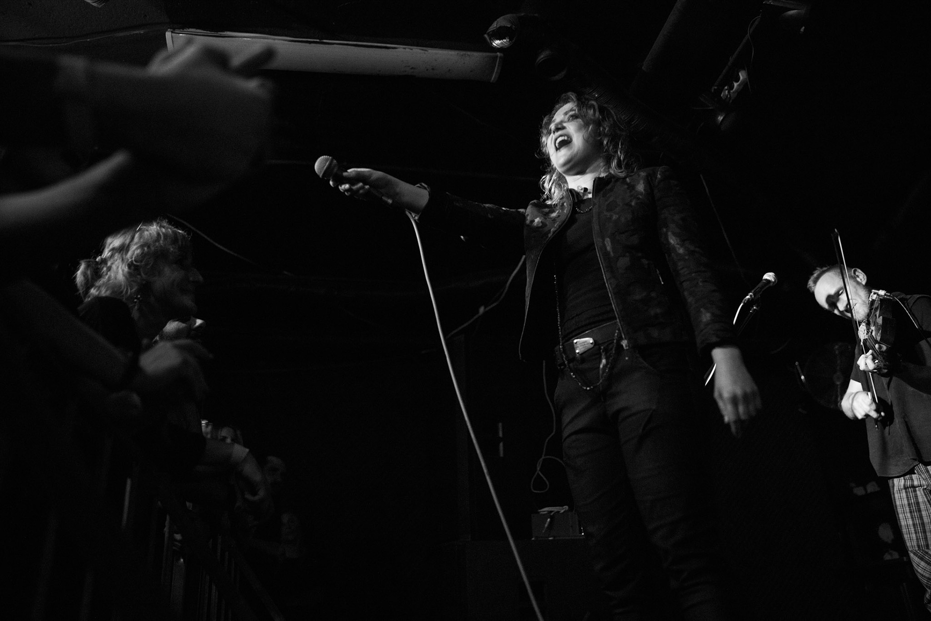 Żywiołak - biometal, folk, ethno sound,
Robert Jaworski - fidel renesansowa, wokal, lira korbowa,
Kamil Strzyżewski - gitara basowa, lutnia,
Wiktoria Kwiatkowska - śpiew, 
Zuza Ciszewska - śpiew, skrzypce,
Michał Lange - perkusja,
Szyszka Leśna - skrzypce ,wokal wspomagający,
Warszawa, klub Potok Drugi Dom Ludzi Rocka,
fot. Andrzej kaziq Wasilkiewicz