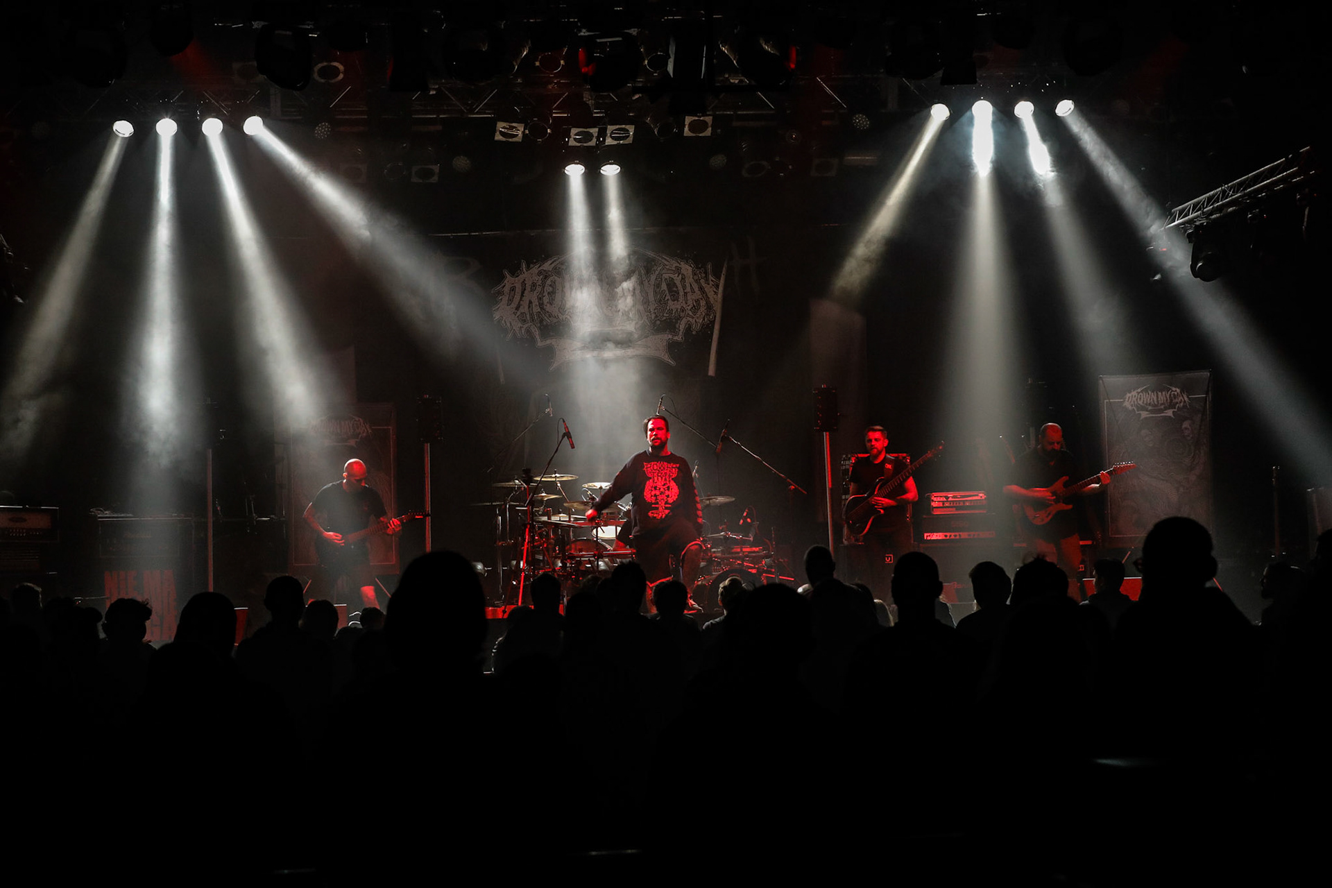 30.11.2018 Knock Out Tour 2018 - Warszawa Progresja - DROWN MY DAY deathcore, metalcore, death metal, 

Maciek "Groov" Korczak wokal, 
Arkadiusz Antosz gitara basowa, 
Sergiusz Smolnicki gitara, 
Sławomir Wojtas gitara, 
Kuba Homik perkusja, fot. Andrzej Wasilkiewicz/Reporter