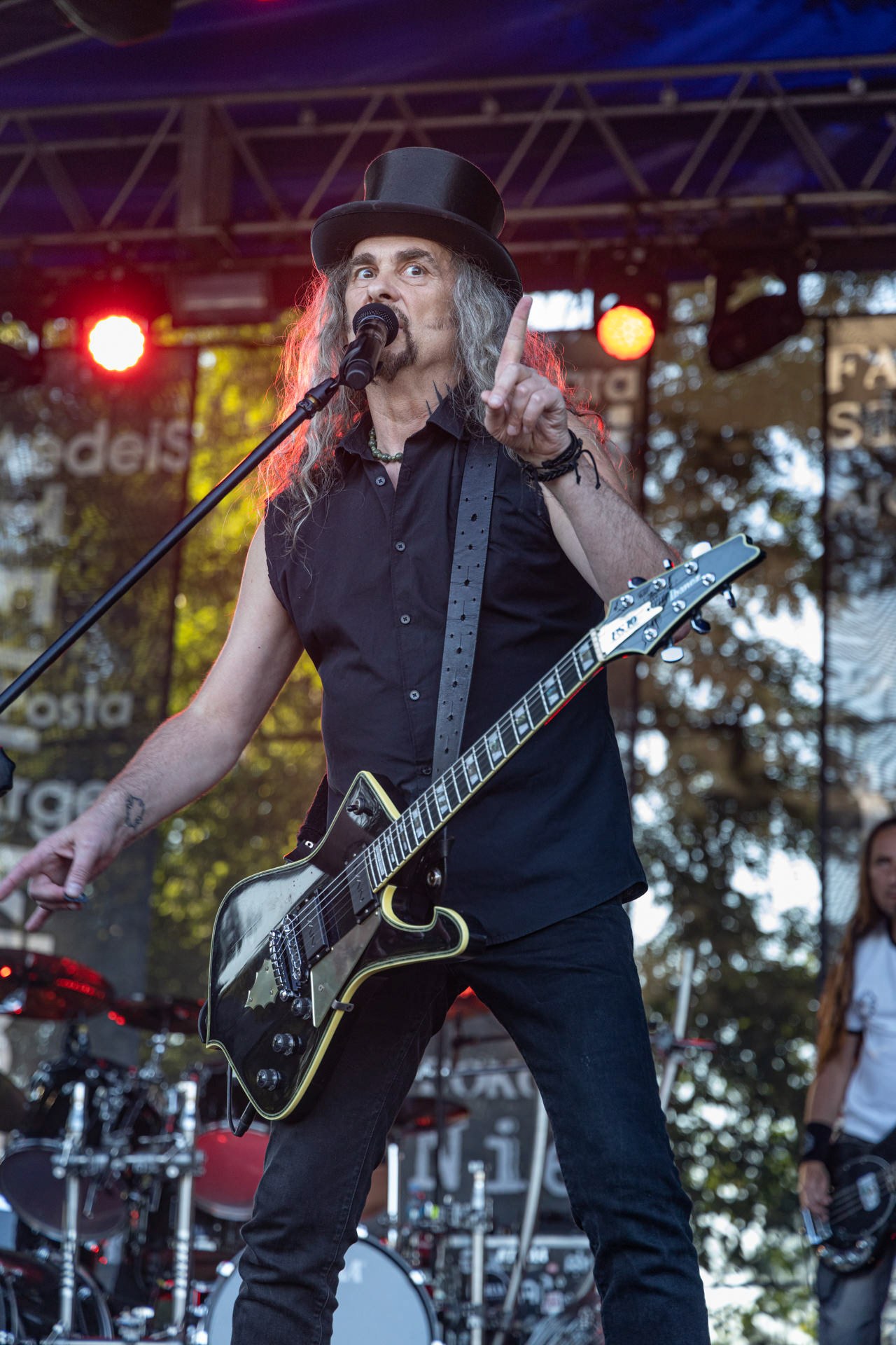 Hunter - postpandemoniczny koncert z okazji XXXV-lecia.Progresja - Gramy do Woli, Warszawa.Paweł „Drak” Grzegorczyk – wokal, gitara,Letnia Scena Progresji.fot. Andrzej Wasilkiewicz/Reporter