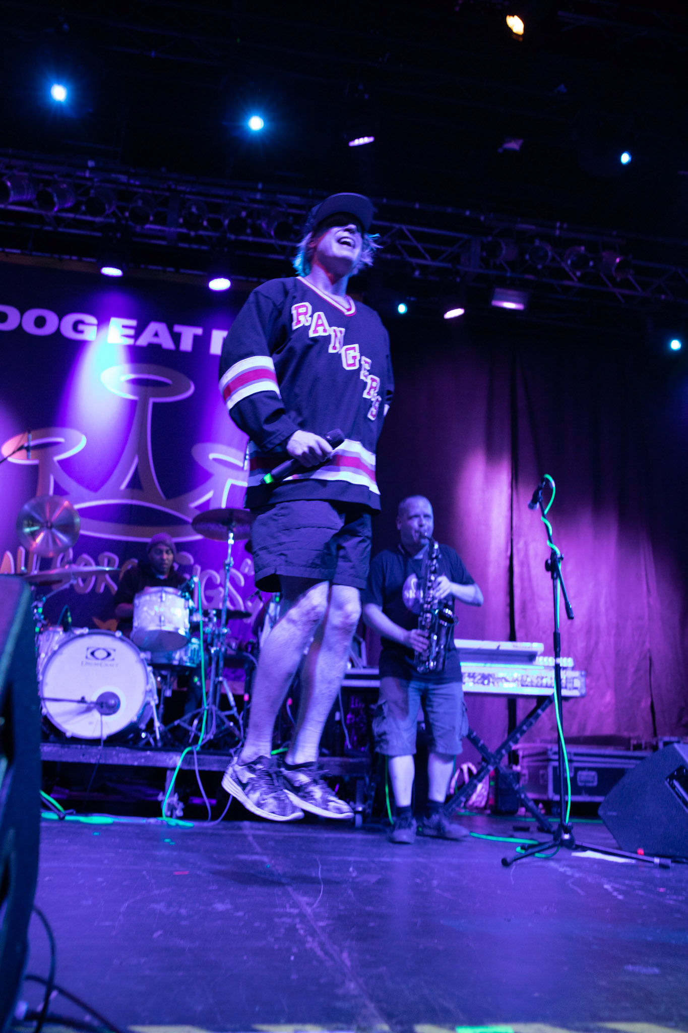Dog Eat Dog - USA - hardcore, punkrock, rap, metal, hip hop,reggae, soul, funk,
Dave Neabore (bass), 
John Connor (vocals), 
Brandon Finley (drums) 
Roger Hämmerli (guitar)
Bozez (sax & beer)
koncert w Warszawskiej Progresji w ramach trasy 25 lat All Boro Kings zespołu Dog Eat Dog.
fot. Andrzej Wasilkiewicz/Reporter