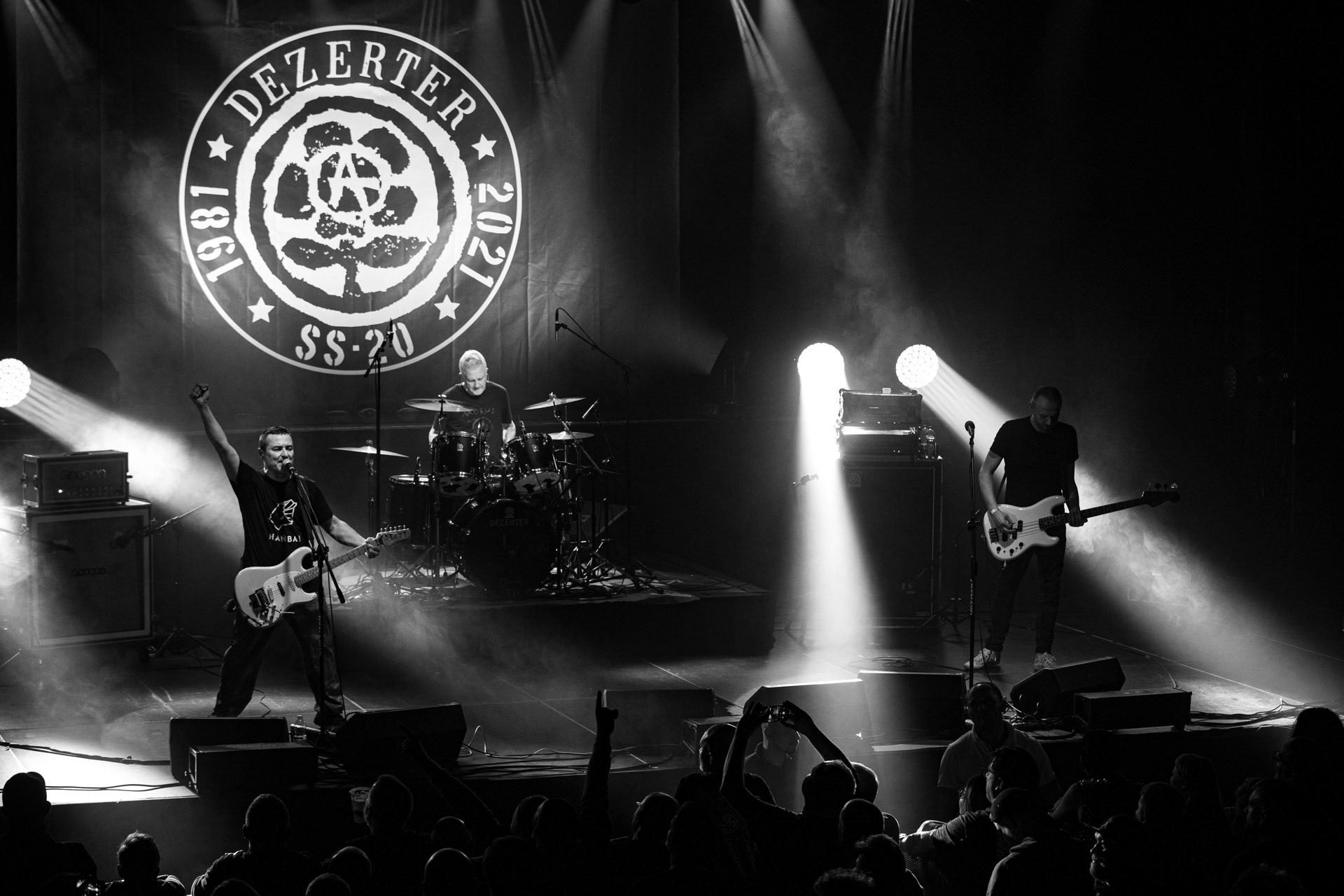 16.11.2021 Dezerter - 40 lecie,koncert Warszawa Palladium. N/z Robert Robal Matera gitara, N/z Krzysiek Grabowski perkusja,N/zJacek Chrzanowski bass, Dezerter, SS20, Punk, Punkrock, hardcore, rock.fot. Andrzej Wasilkiewicz/REPORTER