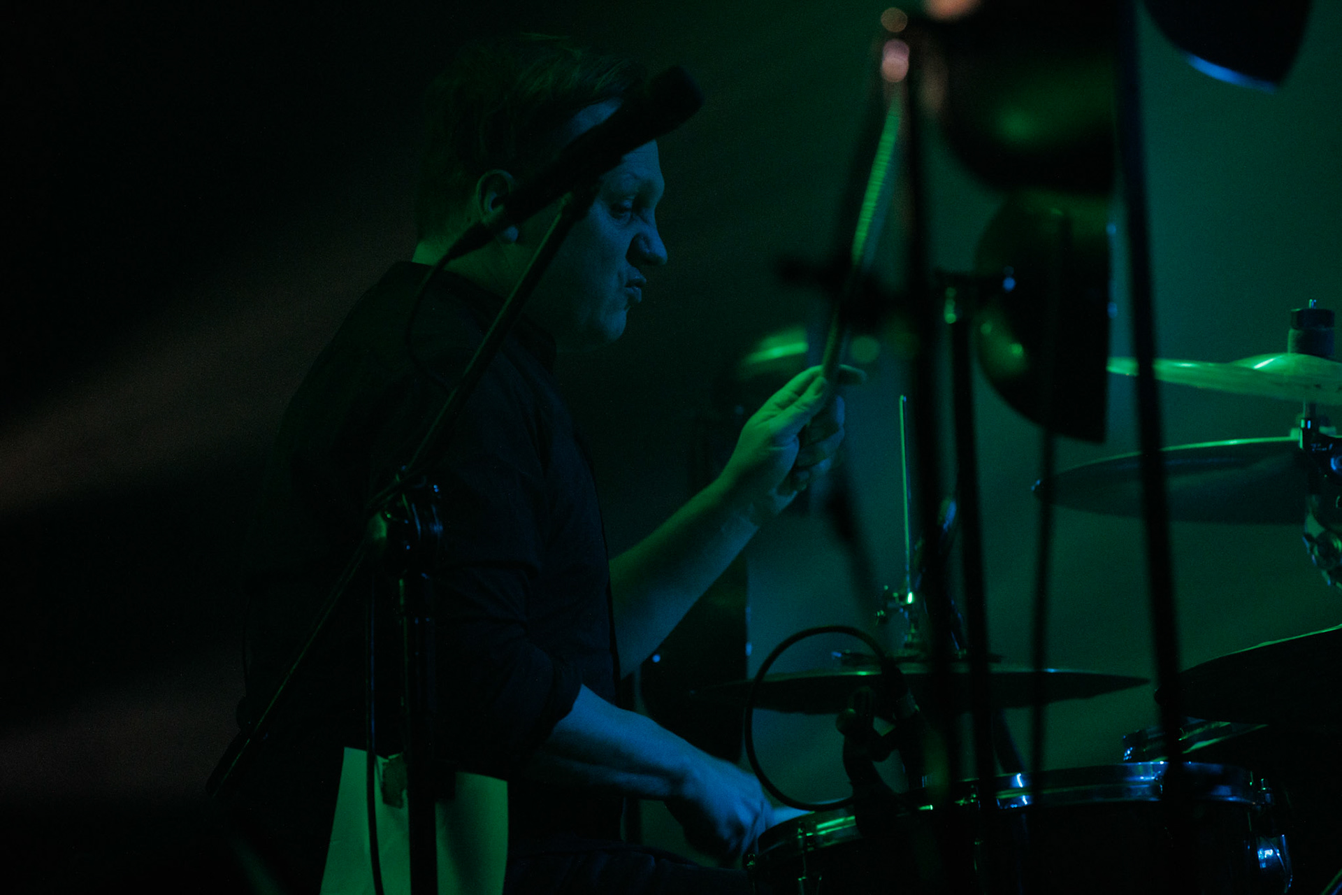 22.01.2022 koncert Me And That Man w Warszawie,Klub Progresja,n/z Lukasz Kumanski - perkusja, Nergal znany jest z szerokich horyzontow muzycznych. Lider Behemoth nigdy nie kryl swojej sympatii do lzejszej, klimatycznej muzyki, spod znaku country, folku, bluesa. Dowodem jest zespol Me And That Man.Fot. Andrzej Wasilkiewicz/Reporter