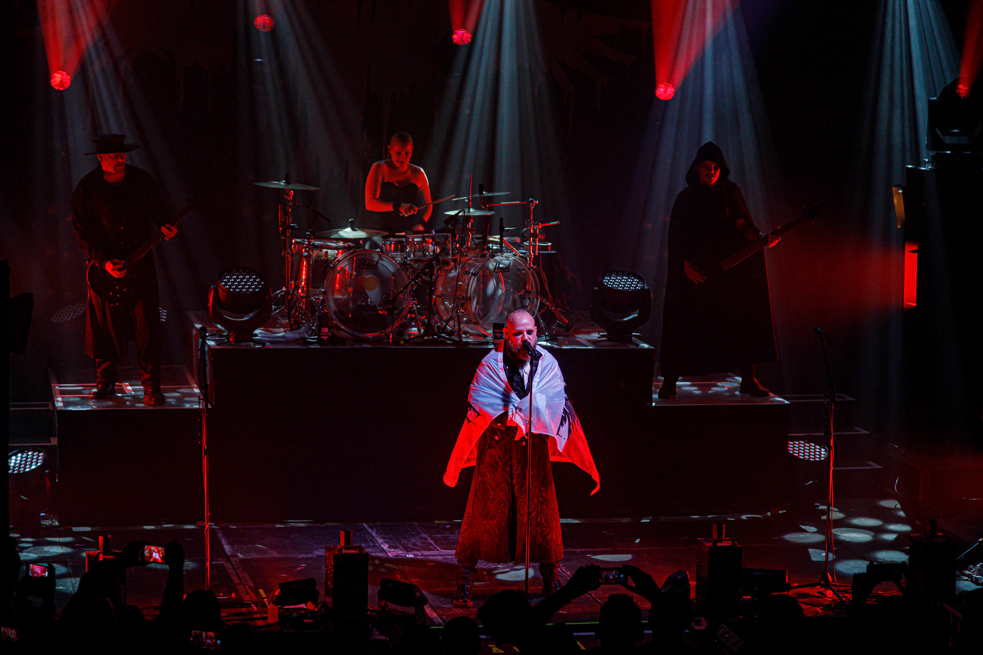 18.06.2022 - Mono Inc. zagrali w warszawskim klubie Progresja.Mono Inc. - niemiecki zespol z Hamburga wykonujący gotyckiego rocka, w składzie:Carl Fornia - git.Katha Mia - drums, Manuel Antoni - bass,Martin Engler - vocal,Gothic, industrial,  alternative, rock.Produkcja Winiary Bookings.fot. Andrzej Wasilkiewicz/kaziq.com