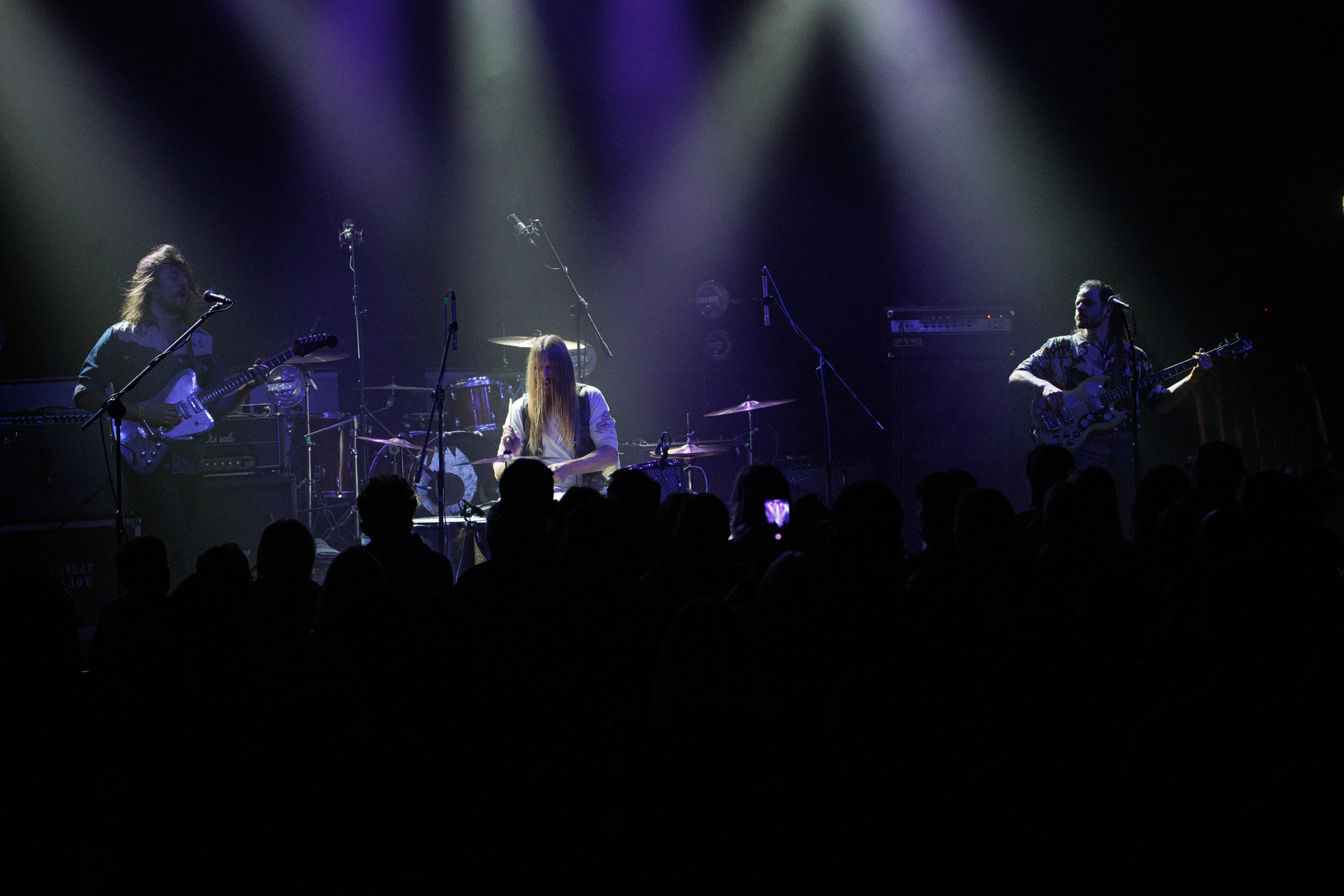 22.01.2022 - Taraban - support Me And That Man, warszawska Progresja.n/z Daniel Suder - wokal, gitara basowa,n/z Maciek Trojanowski - gitara,n/z Kris Gonda - perkusja,Taraban to krakowskie power-trio, bluesa, prog-rocka oraz proto-metal.fot. Andrzej kaziq Wasilkiewicz/Reporter